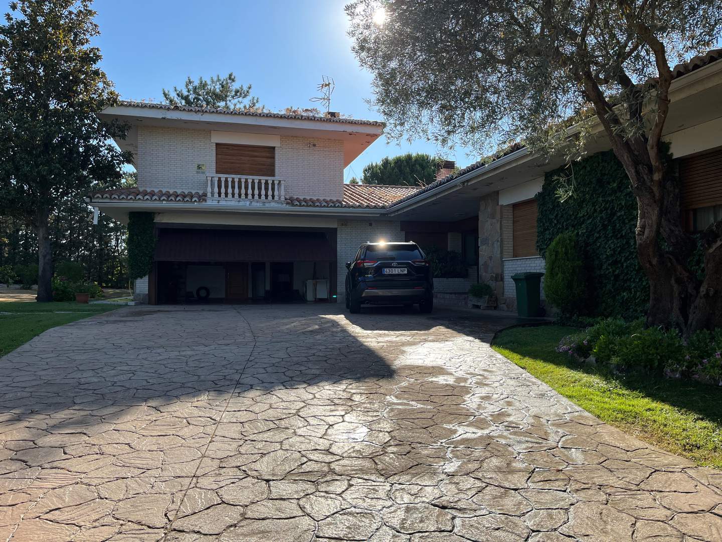 Alquila por horas Chalet unifamiliar con amplio jardín y piscina muy cerca de Madrid 