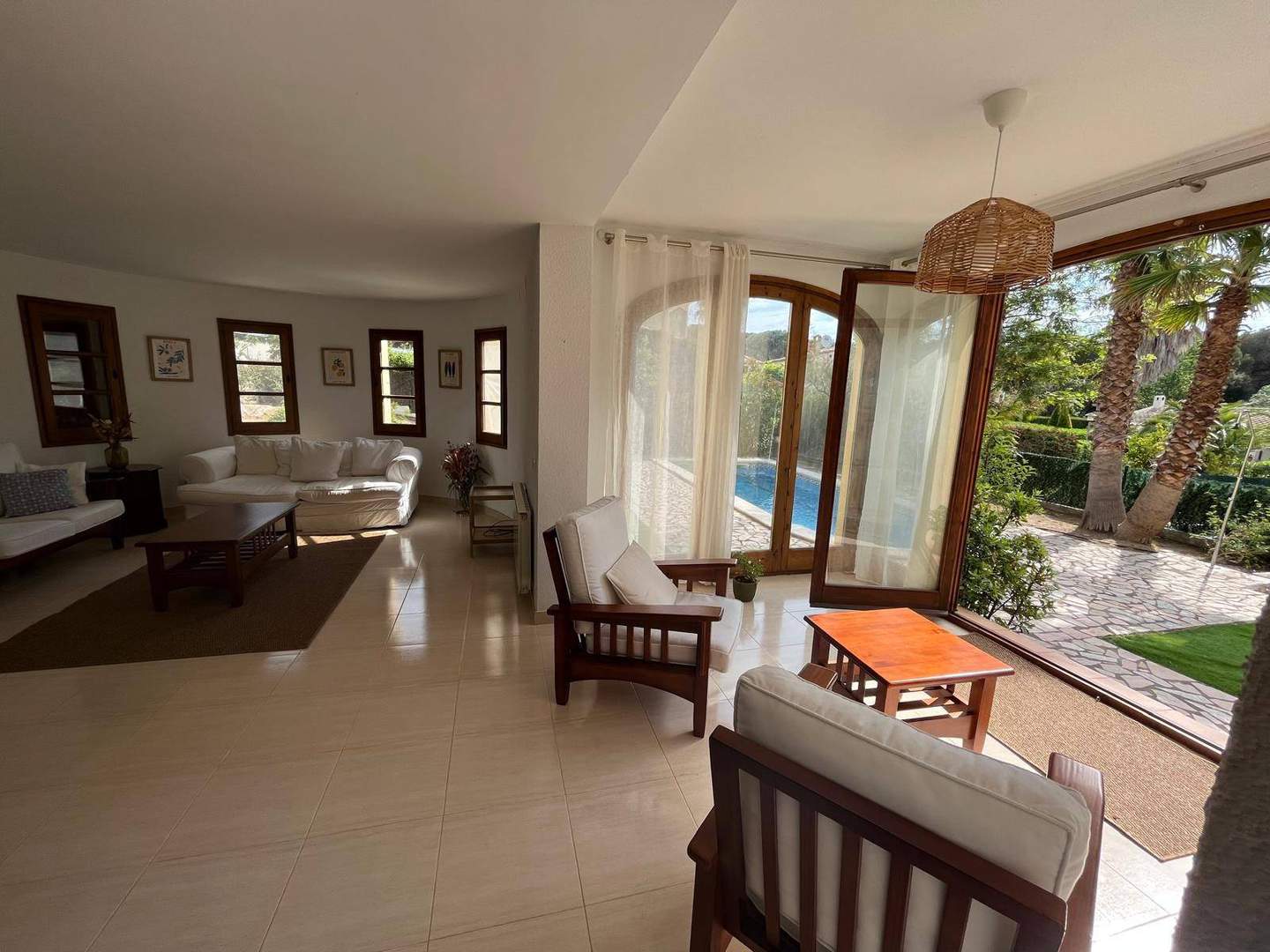 Alquila por horas Casa Mediterránea con torre circular y jardín con piscina