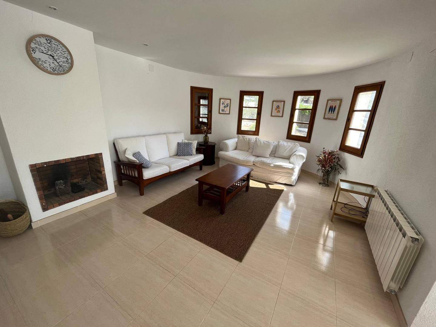 Alquila por horas Casa Mediterránea con torre circular y jardín con piscina
