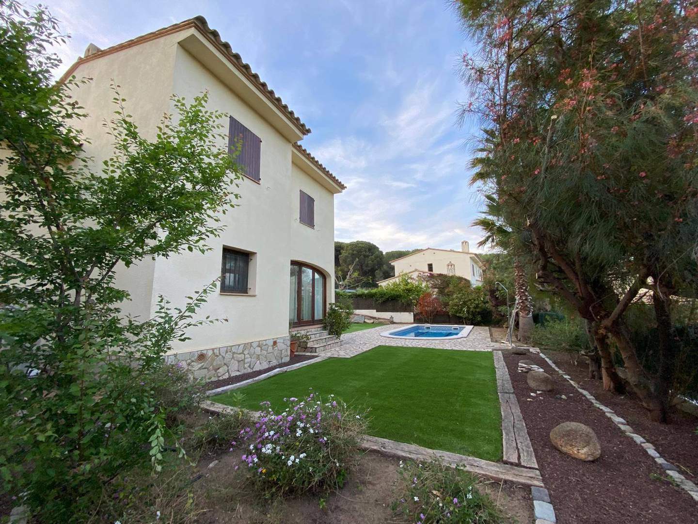Alquila por horas Casa Mediterránea con torre circular y jardín con piscina