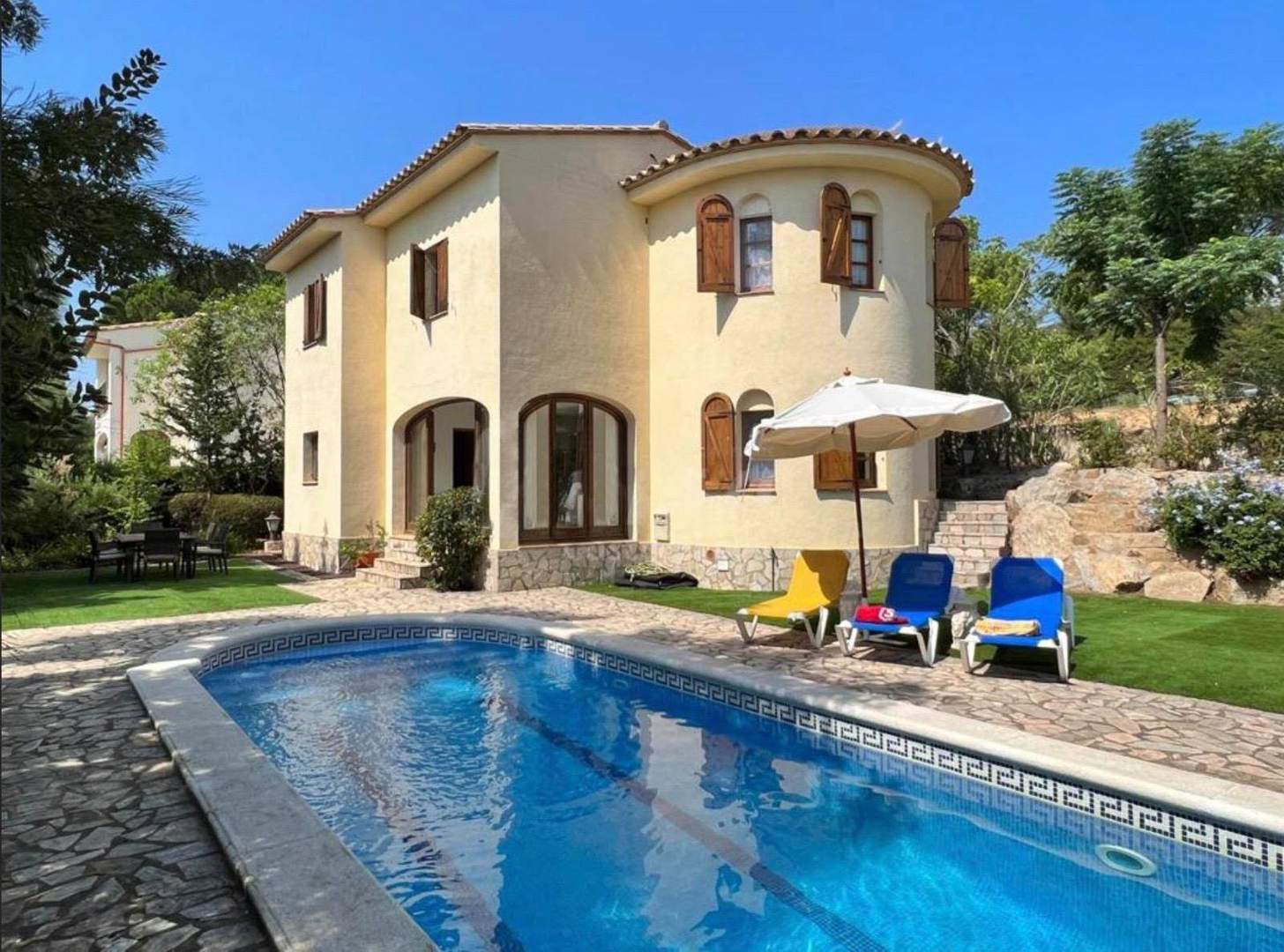 Alquila por horas Casa Mediterránea con torre circular y jardín con piscina
