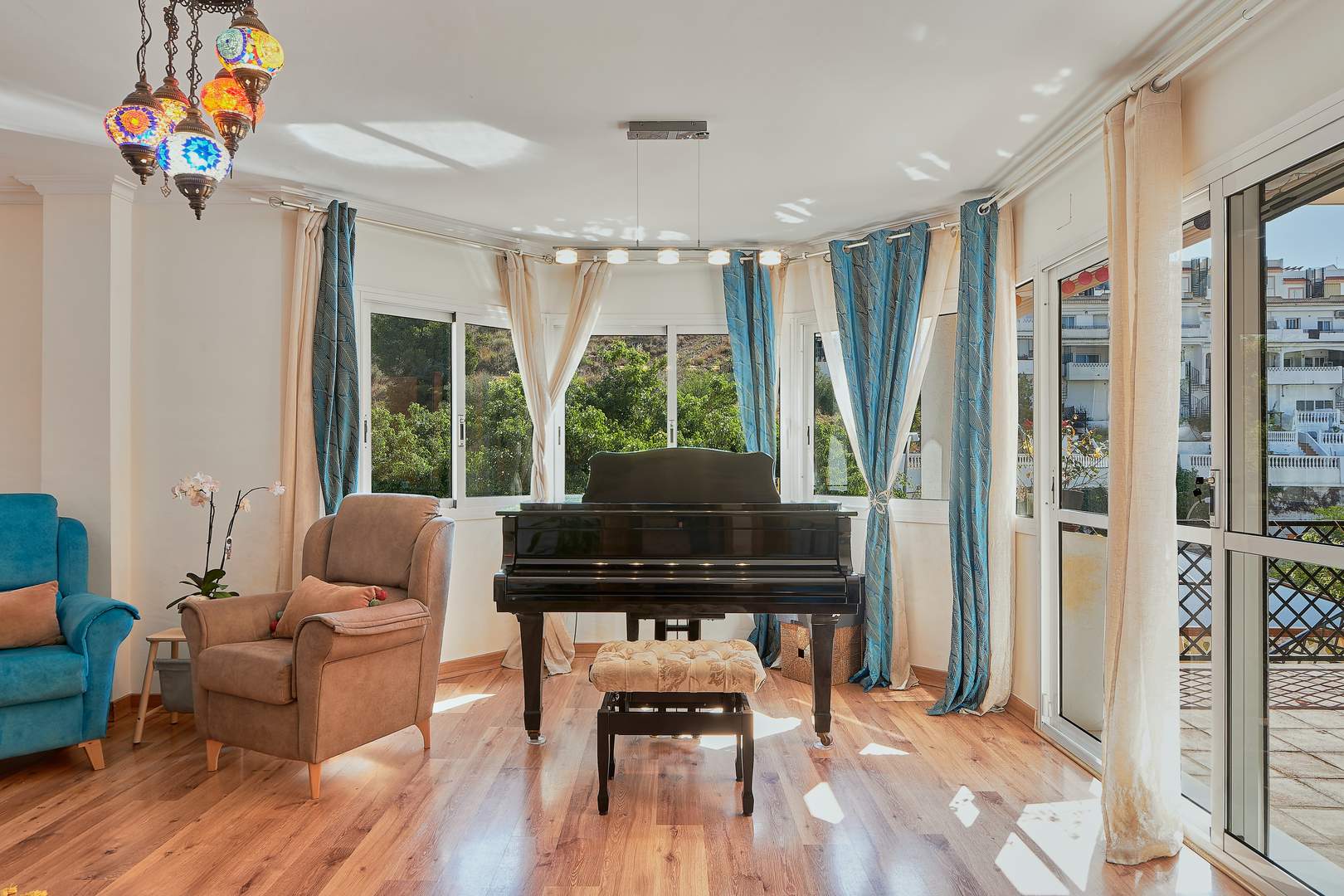Alquila por horas Casa Amarilla con piano de cola