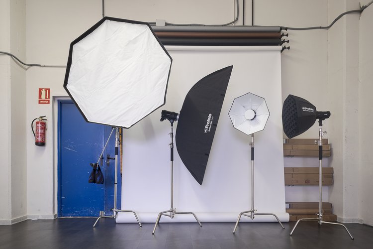 Alquila por horas Estudio Fotográfico de 4metros de Altura en Madrid con Equipamiento Profoto y Nanlite