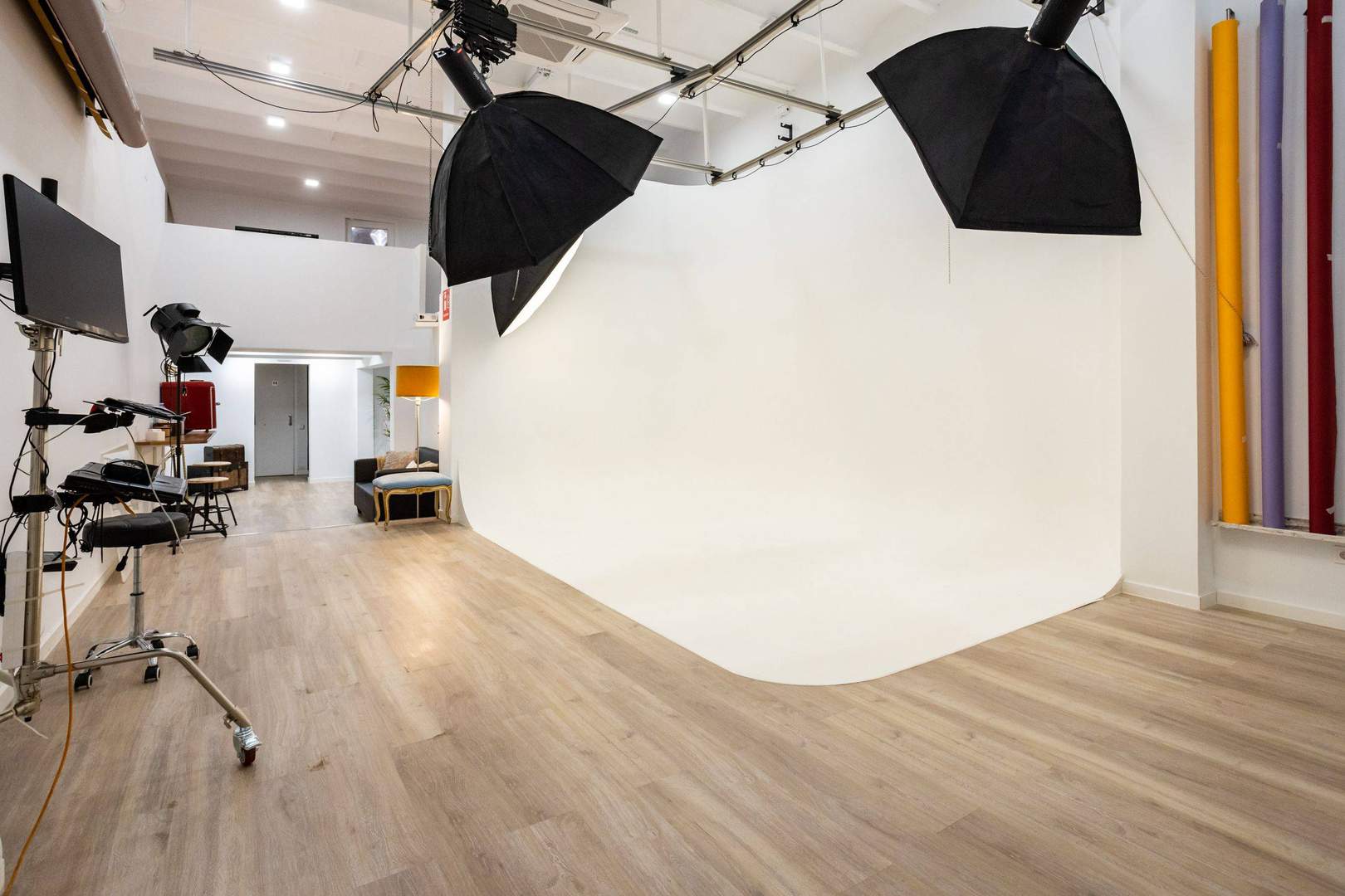 Alquila por horas Estudio de fotografía espacioso de estilo industrial ubicado en el barrio del Clot