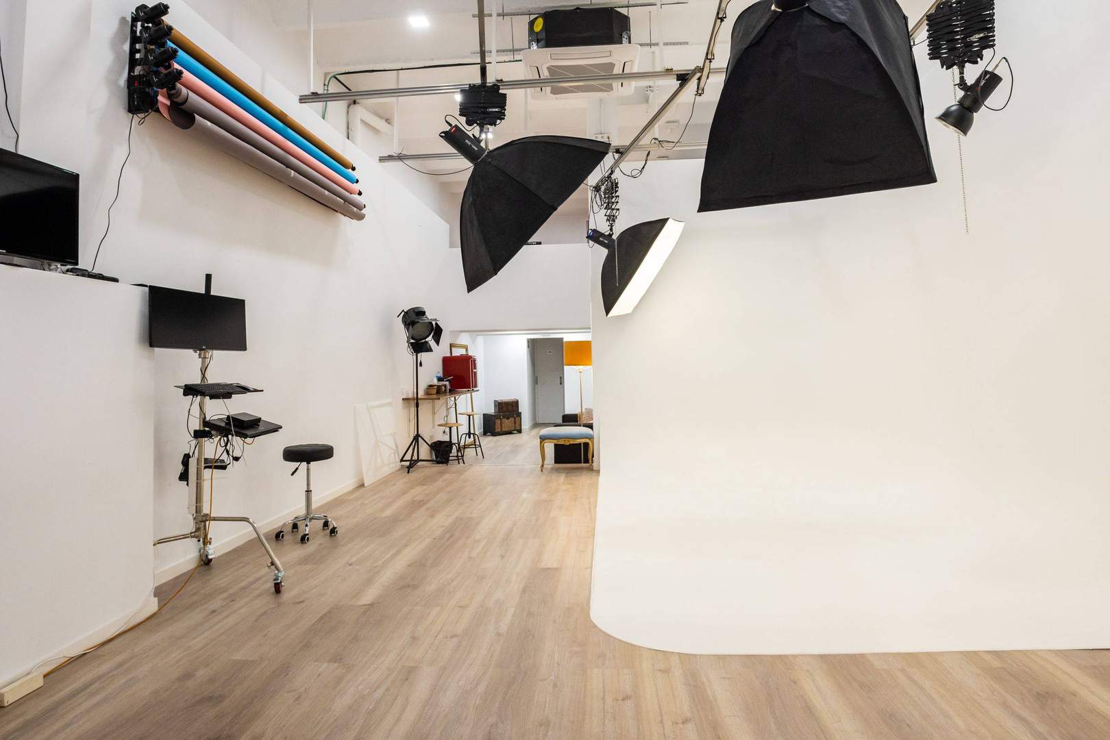 Alquila por horas Estudio de fotografía espacioso de estilo industrial ubicado en el barrio del Clot