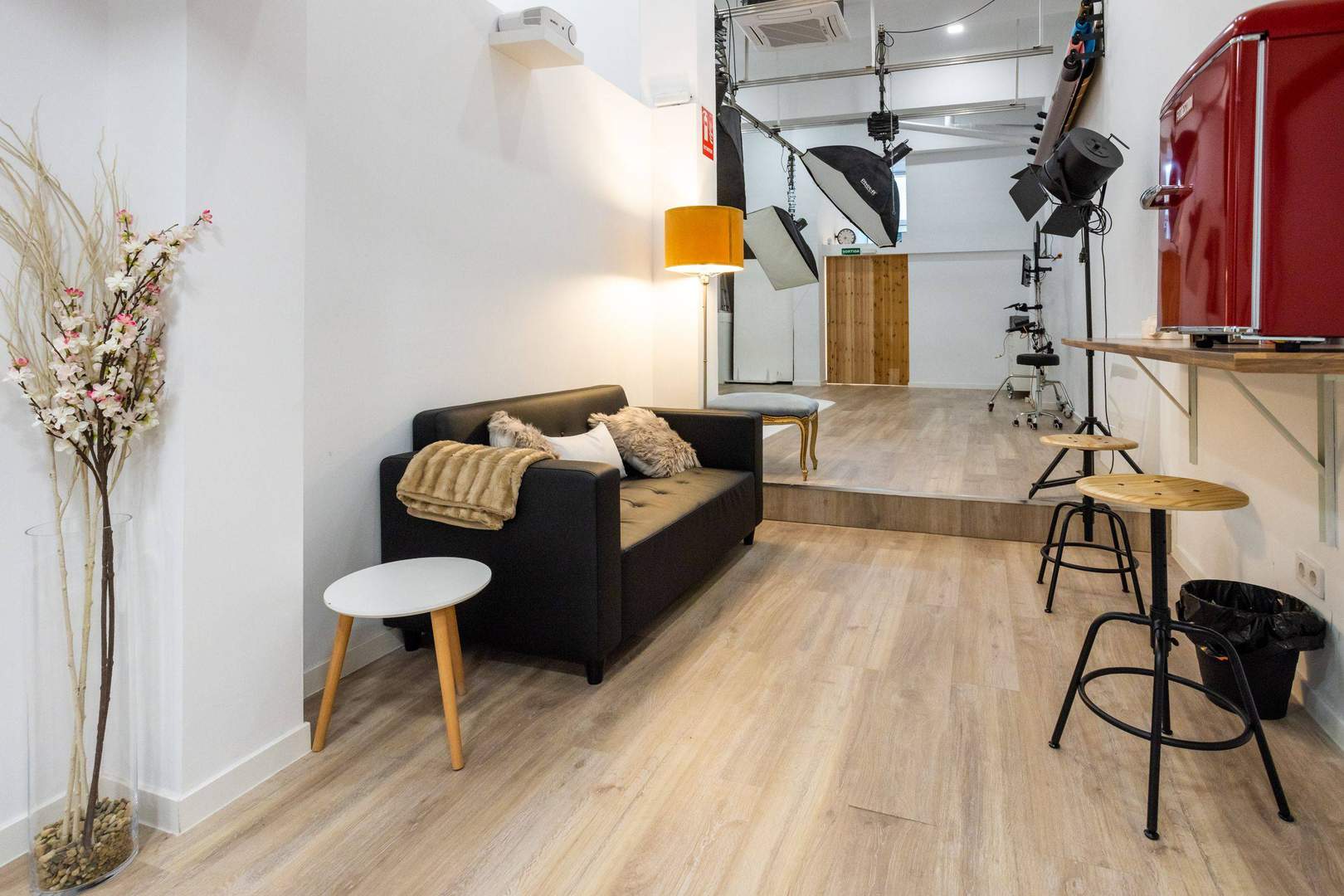 Alquila por horas Estudio de fotografía espacioso de estilo industrial ubicado en el barrio del Clot