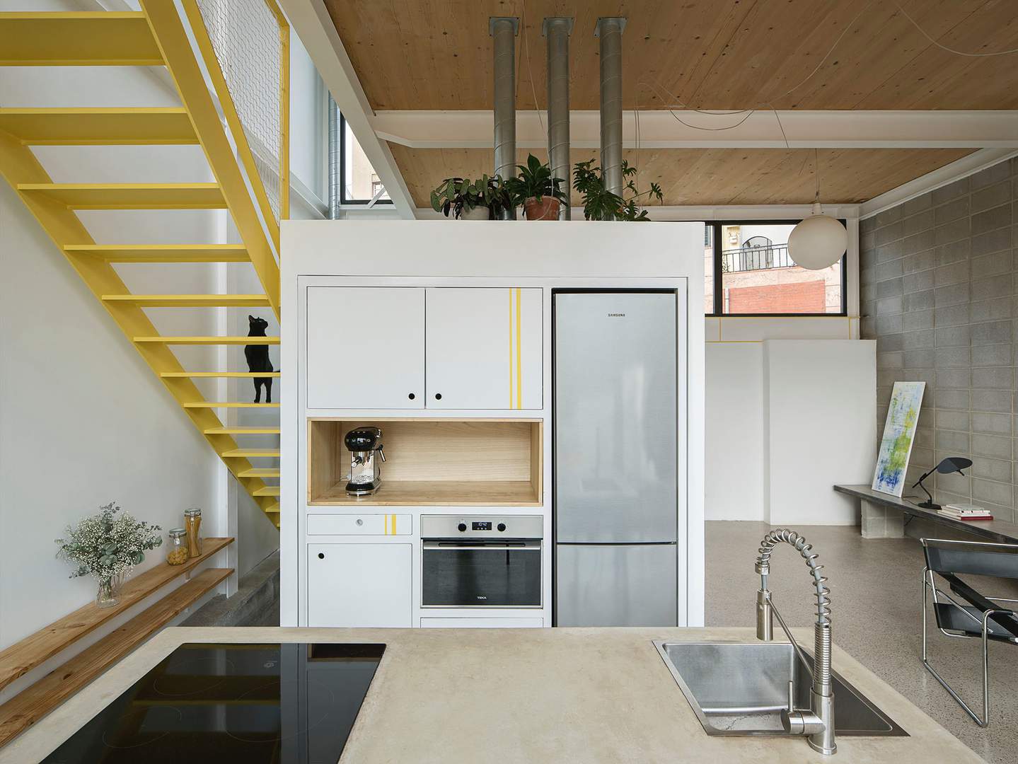 Alquila por horas Architectural yellow house