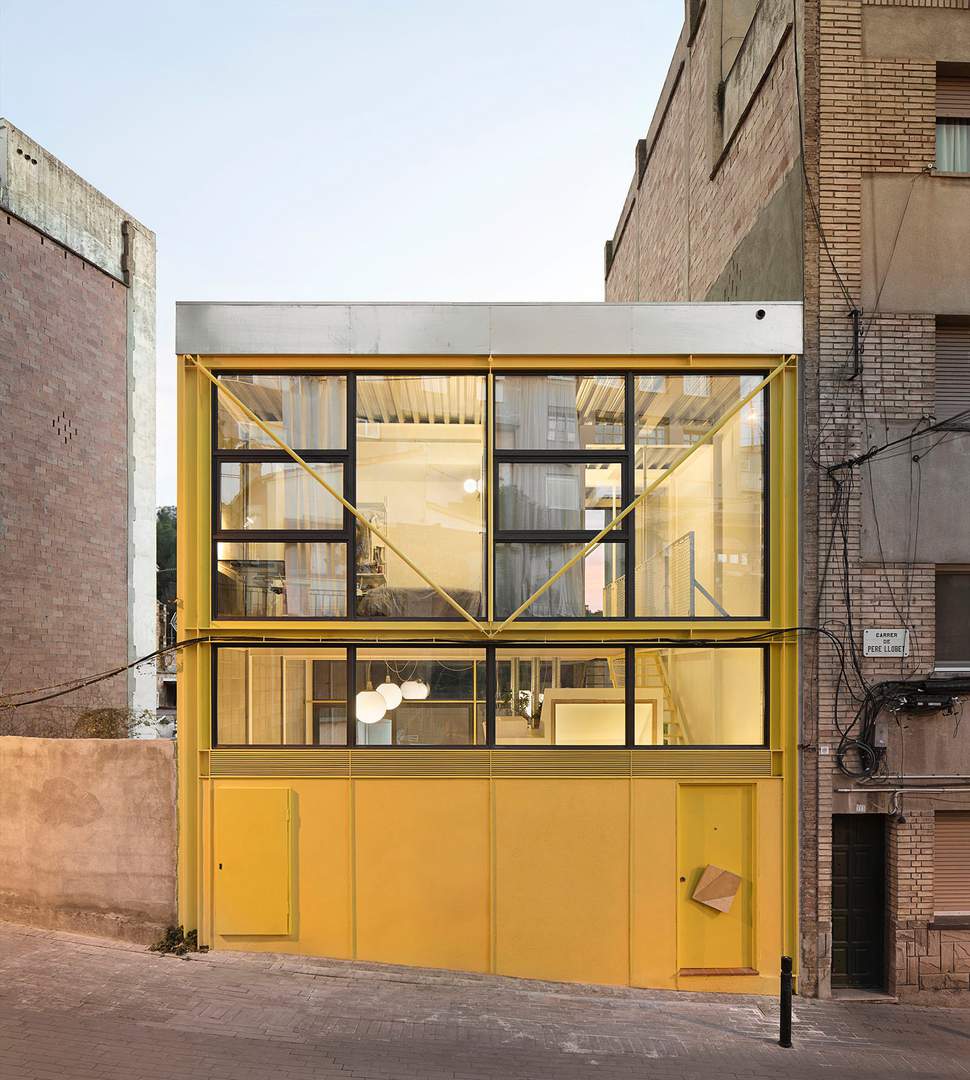 Alquila por horas Architectural yellow house