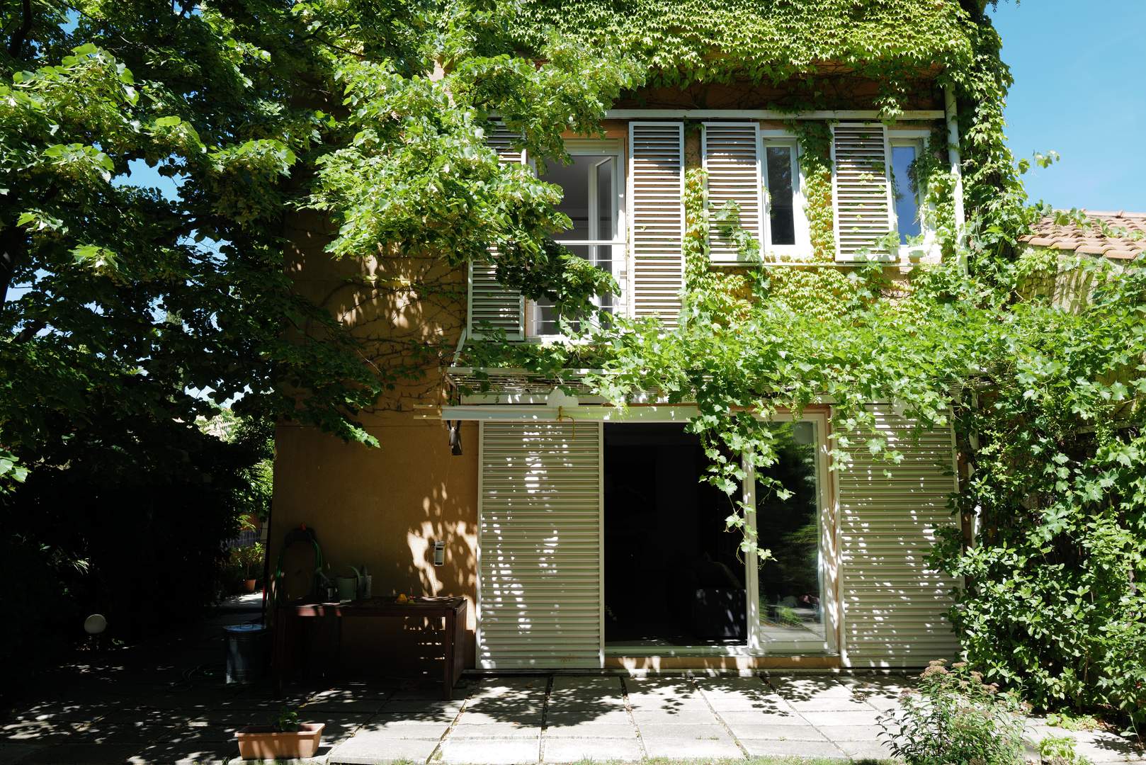 Alquila por horas Vivienda unifamiliar con jardín