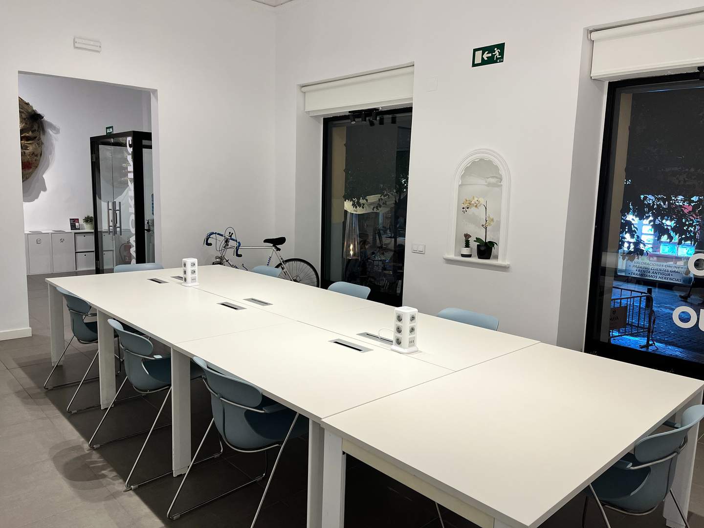 Alquila por horas Coworking a pie de calle con varios espacios diáfanos en Malasaña