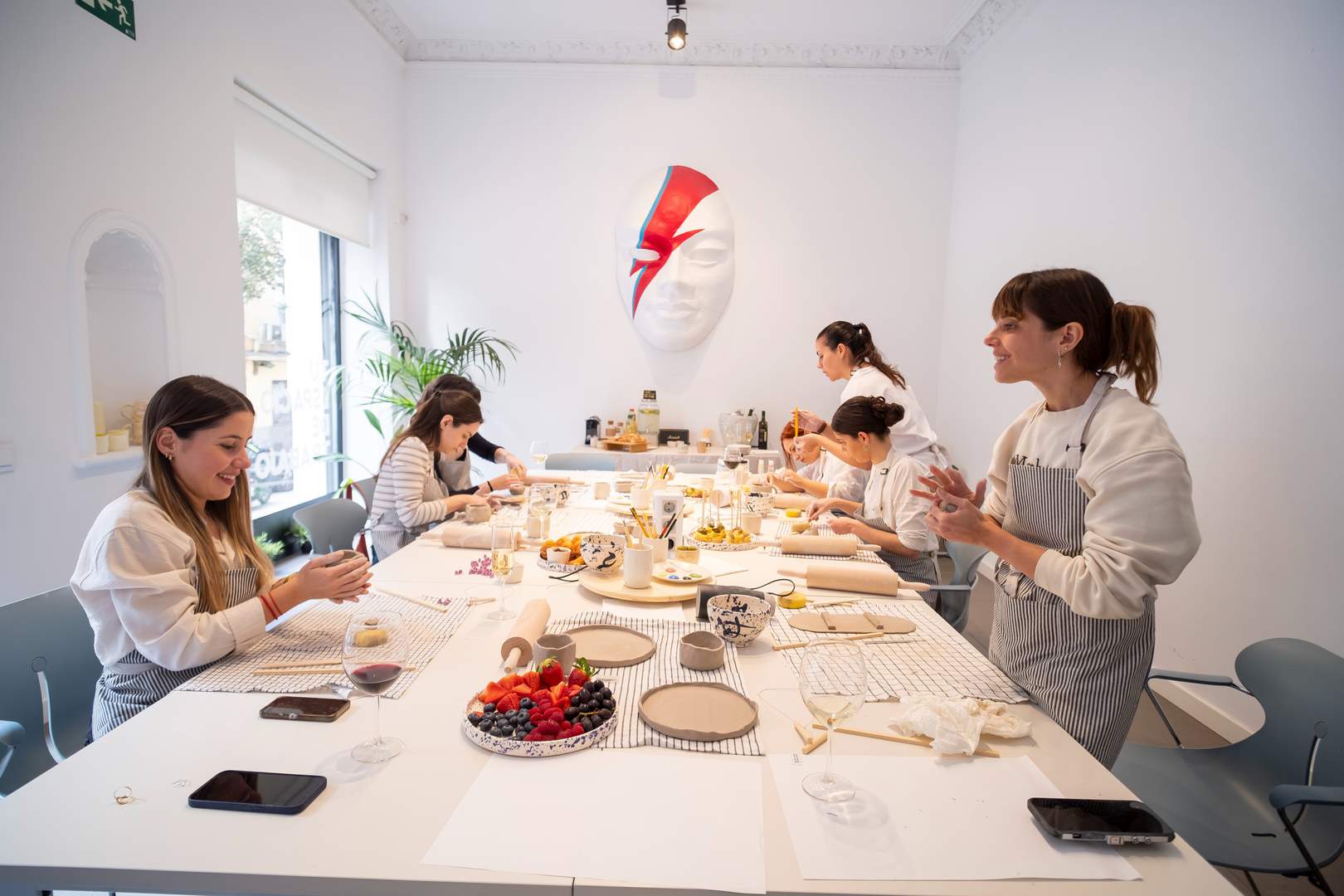 Alquila por horas Coworking a pie de calle con varios espacios diáfanos en Malasaña