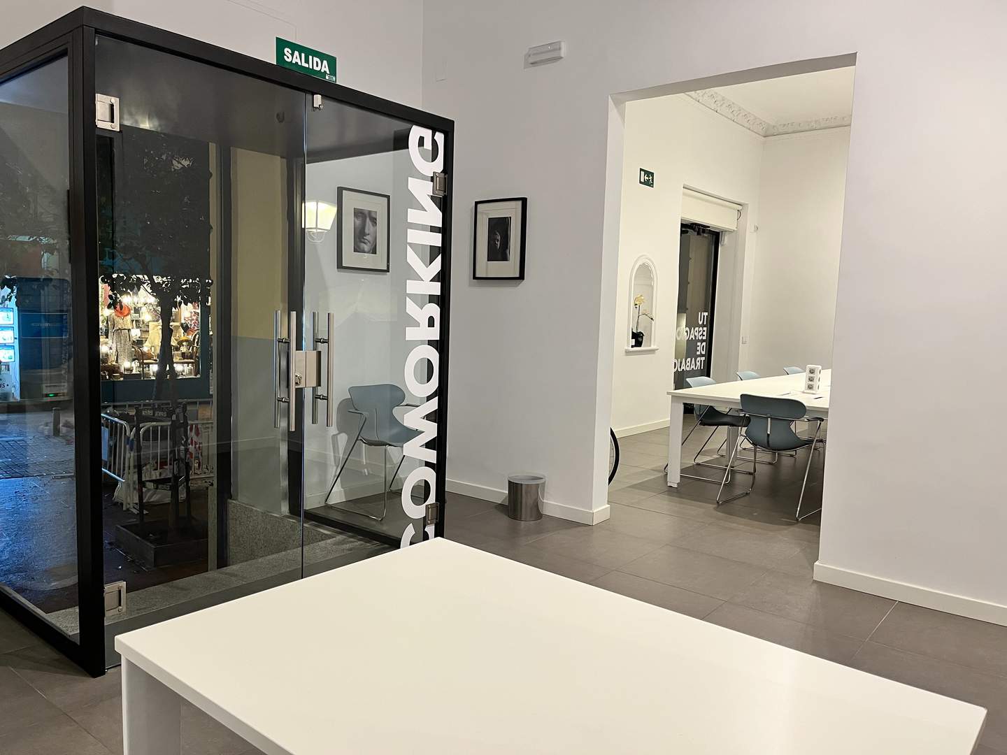 Alquila por horas Coworking a pie de calle con varios espacios diáfanos en Malasaña