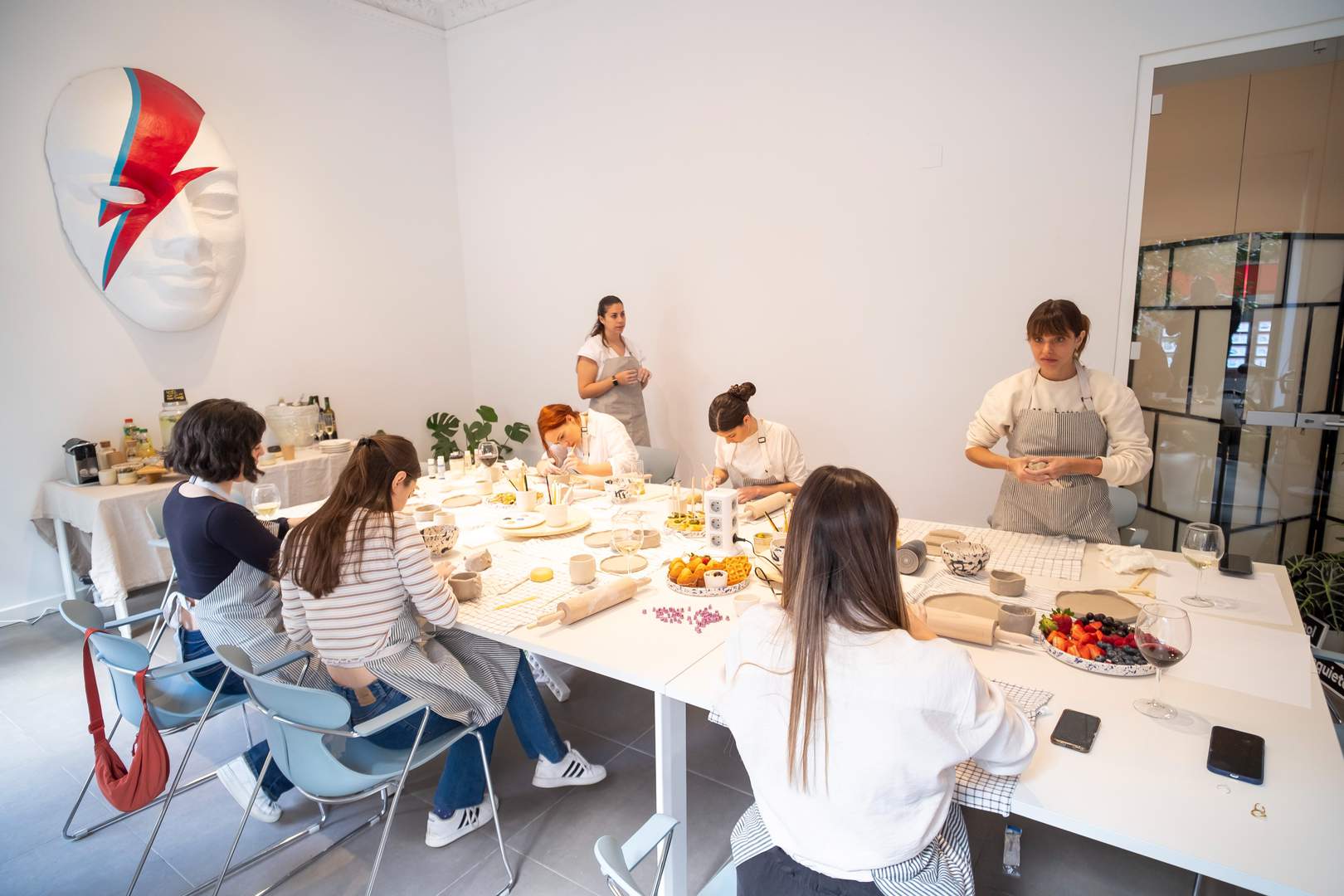 Alquila por horas Coworking a pie de calle con varios espacios diáfanos en Malasaña