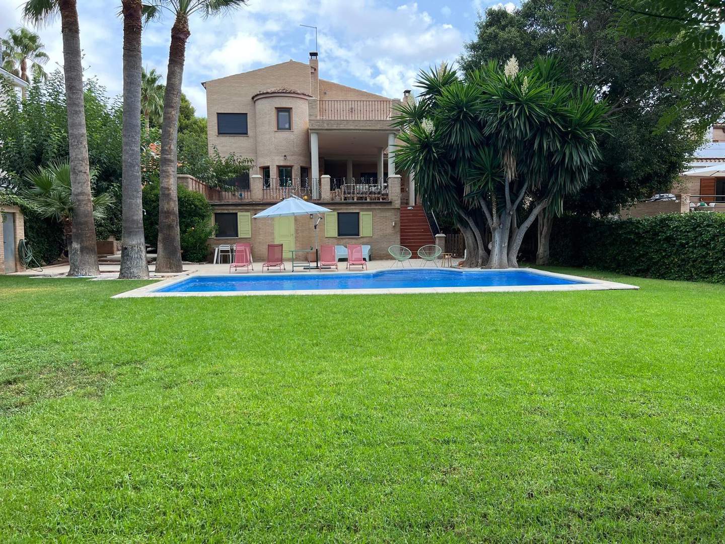 Alquila por horas Vivienda con Jardín Exuberante