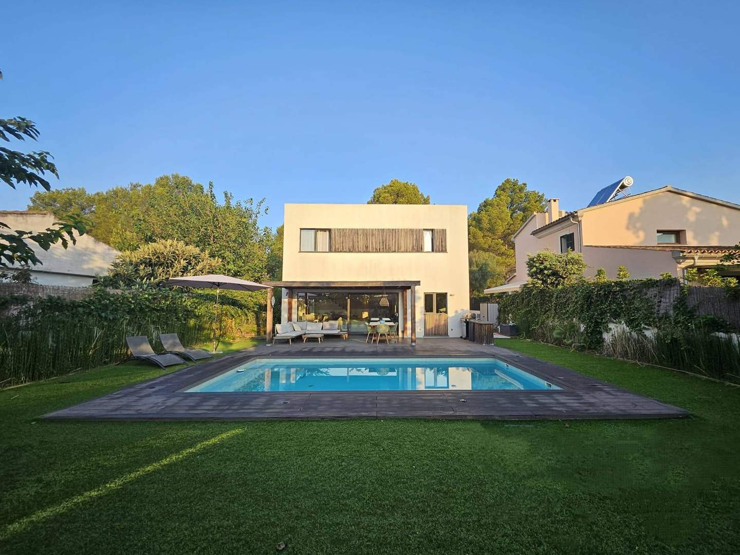 Alquila por horas Casa amplia y acogedora, con ambientes abiertos y mucha luz natural.
