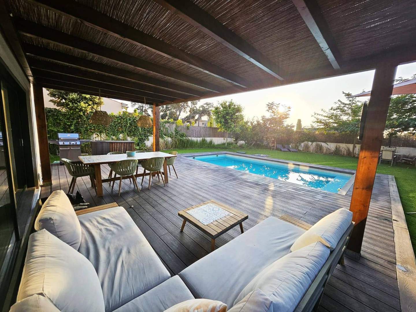 Alquila por horas Casa amplia y acogedora, con ambientes abiertos y mucha luz natural.