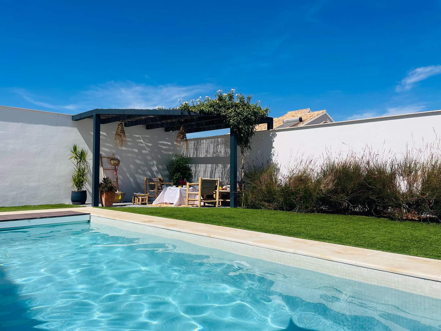 Alquila por horas Vivienda moderna con piscina y zonas de jardín