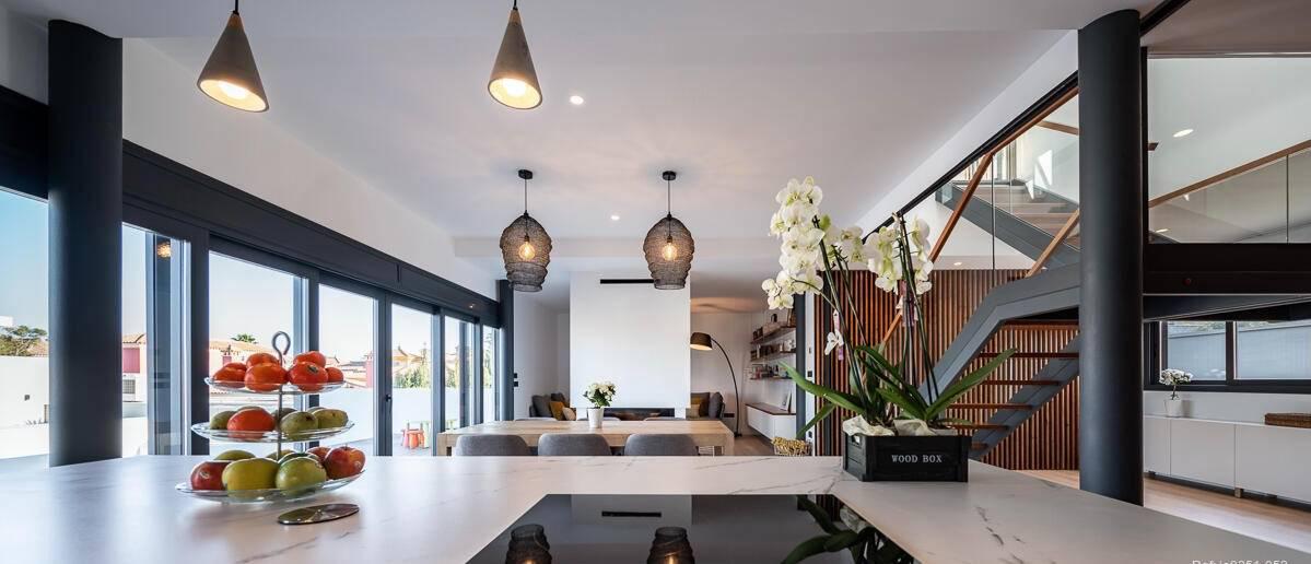 Alquila por horas Vivienda moderna con piscina y zonas de jardín