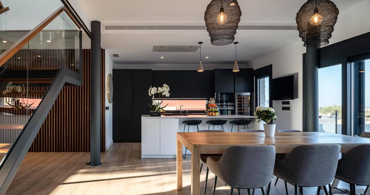 Alquila por horas Vivienda moderna con piscina y zonas de jardín