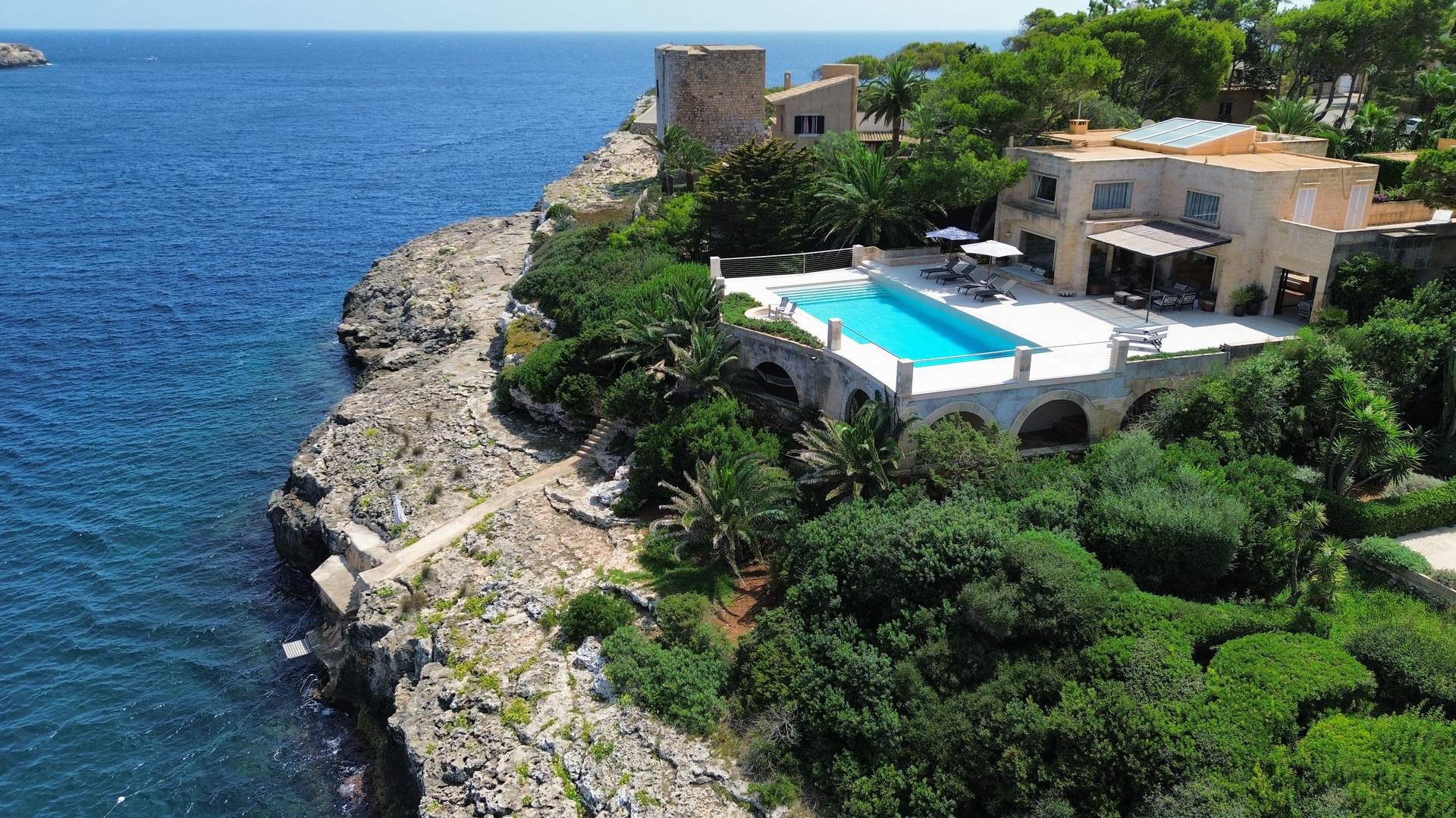 Alquila por horas Impresionante villa en primera linea de mar en Mallorca