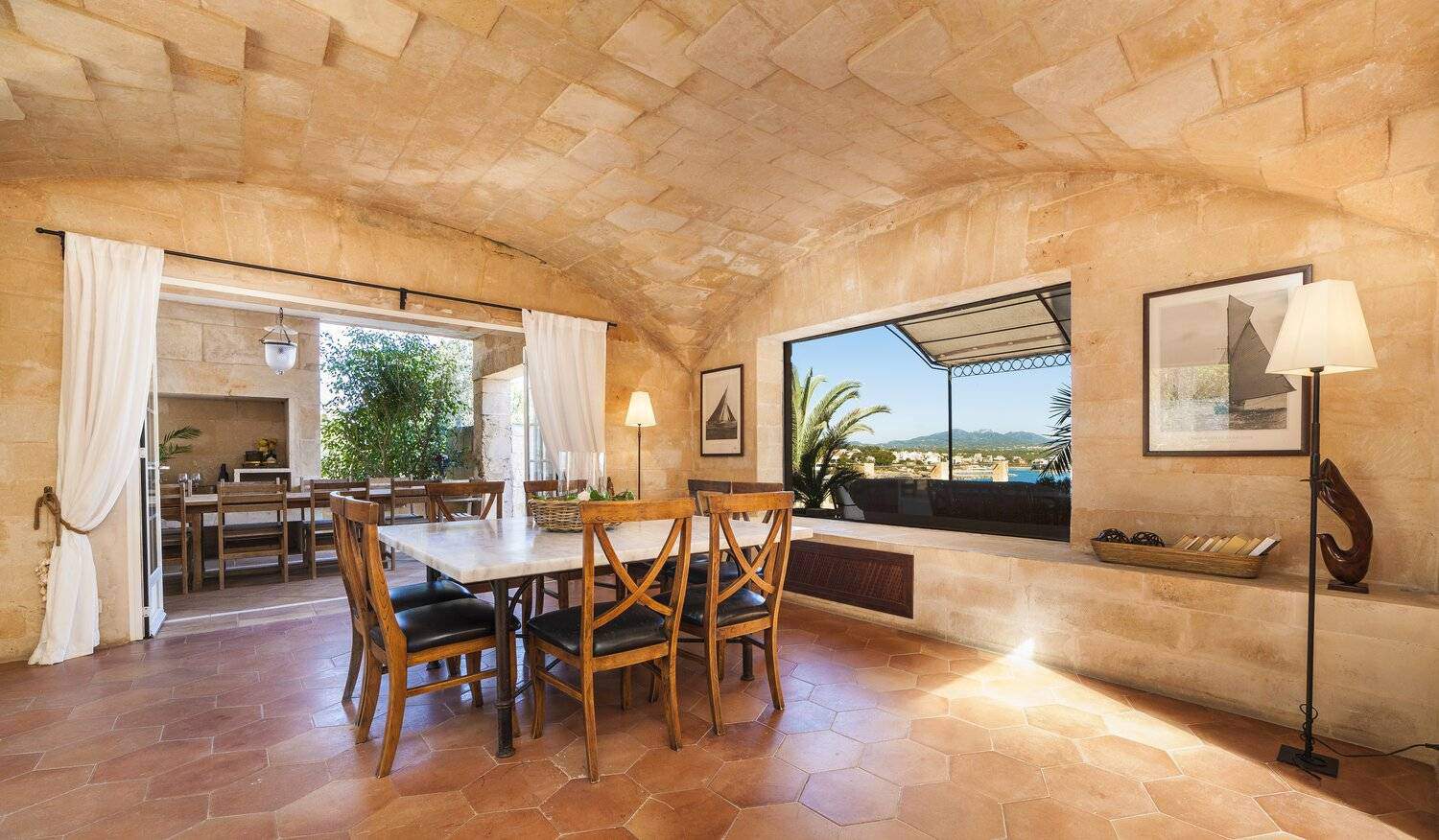 Alquila por horas Impresionante villa en primera linea de mar en Mallorca