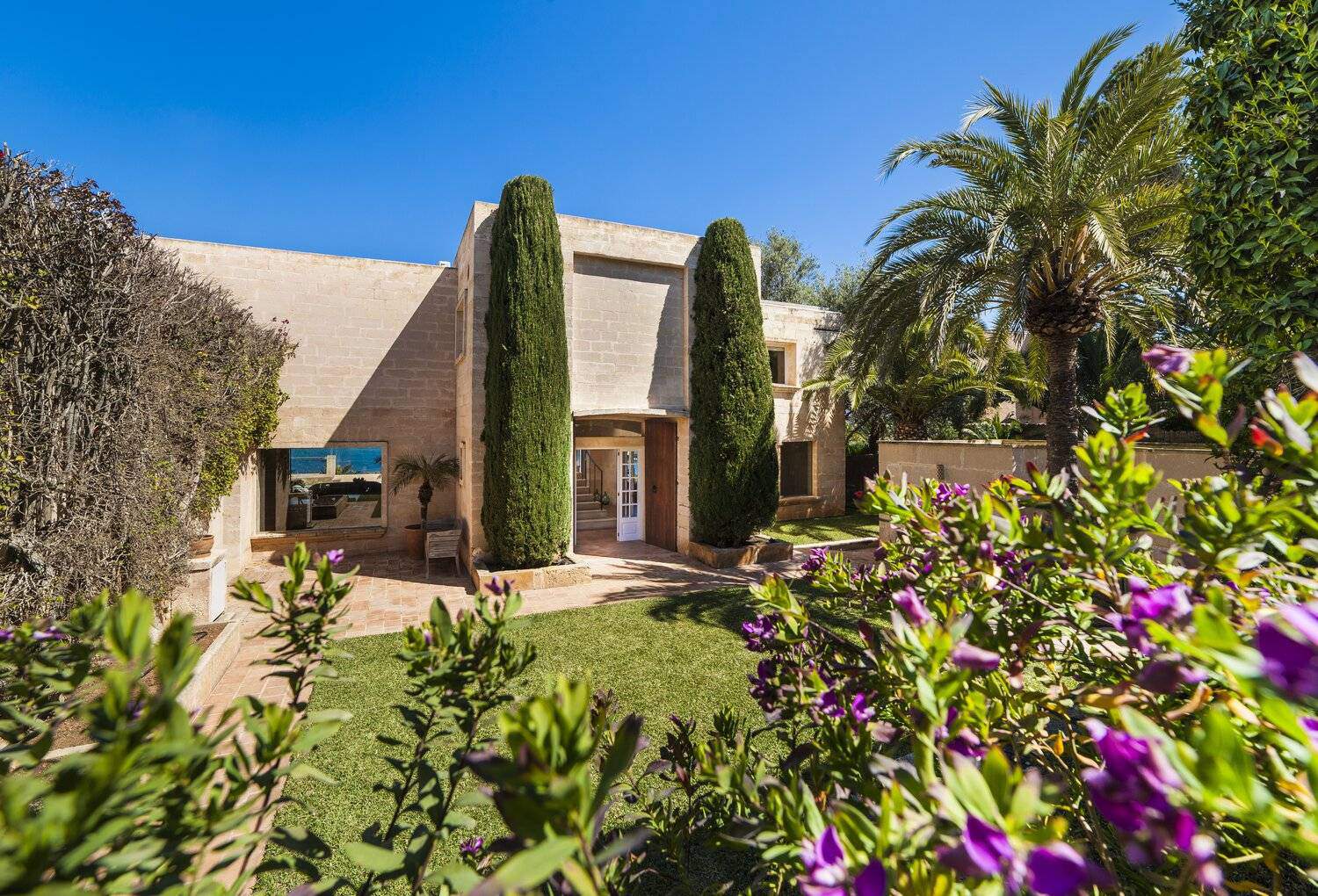 Alquila por horas Impresionante villa en primera linea de mar en Mallorca