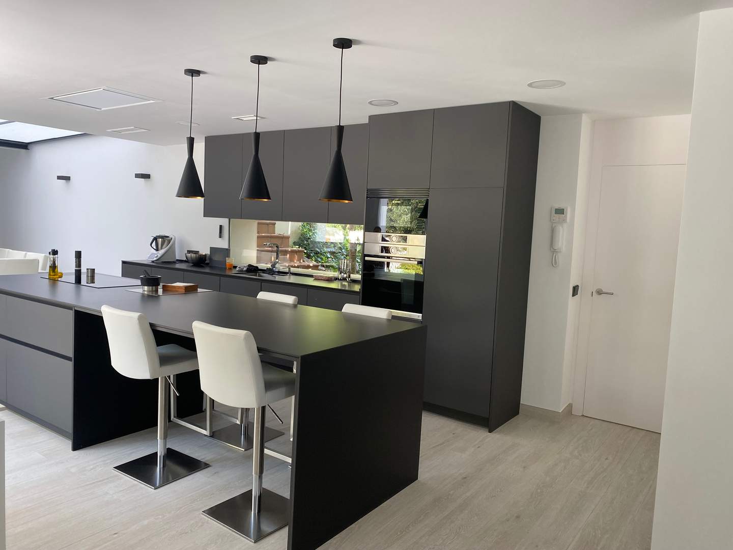 Alquila por horas Vivienda unifamiliar de arquitectura moderna 