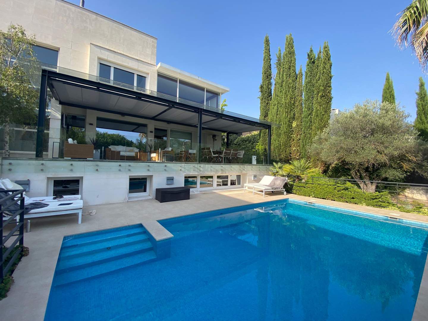 Alquila por horas Vivienda unifamiliar de arquitectura moderna 