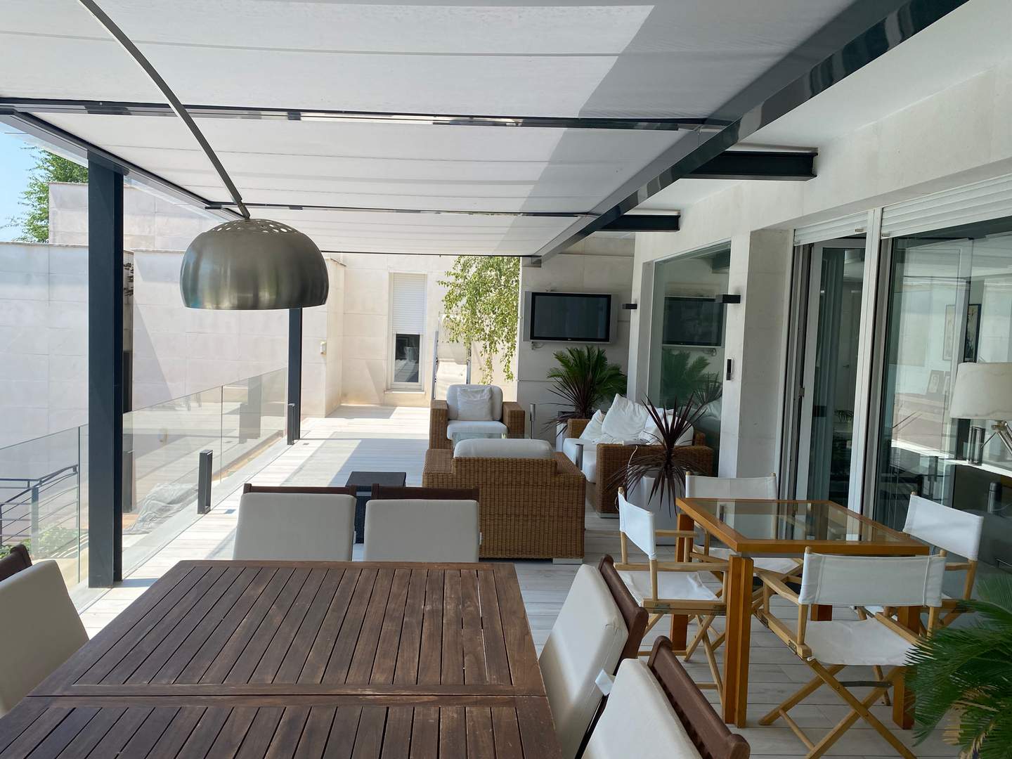 Alquila por horas Vivienda unifamiliar de arquitectura moderna 