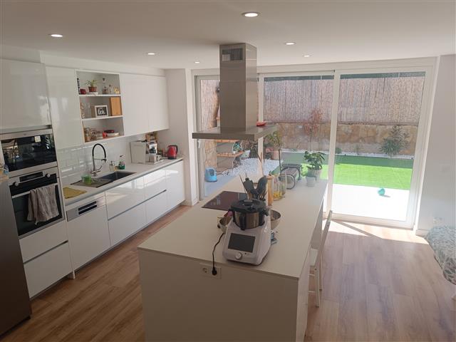 Alquila por horas Vivienda unifamiliar con un salón grande con luz natural