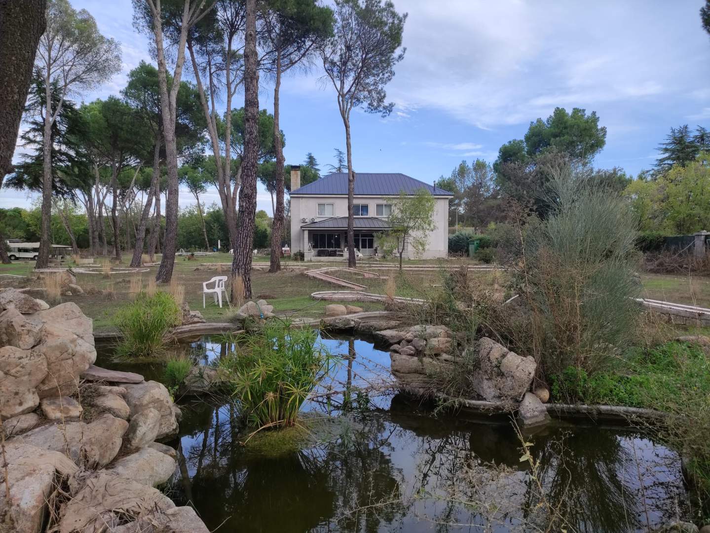 Alquila por horas Finca con casa de campo, minigolf, Capilla, frontón, pista de tenis, piscina, zona almacén, etc