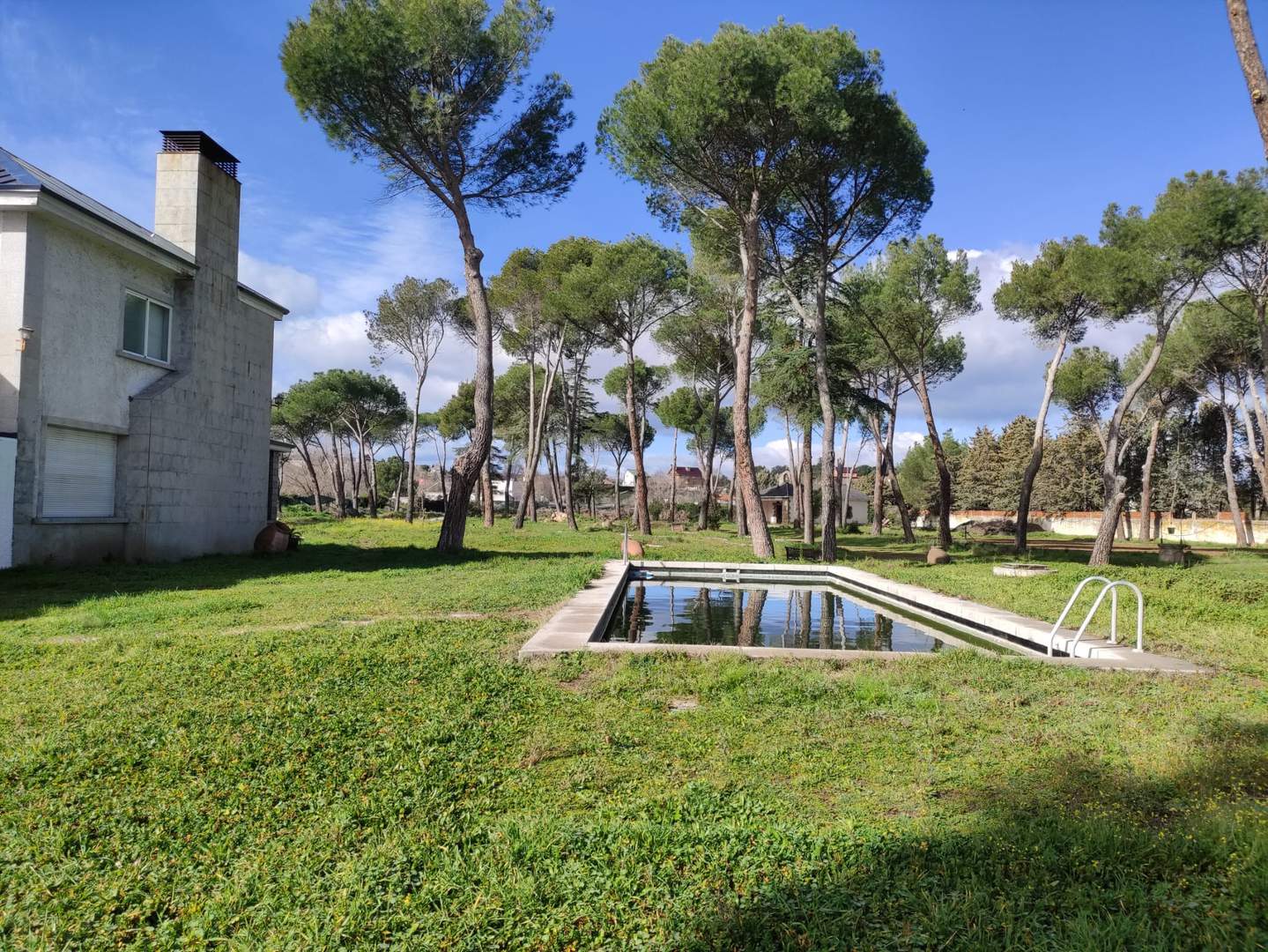 Alquila por horas Finca con casa de campo, minigolf, Capilla, frontón, pista de tenis, piscina, zona almacén, etc