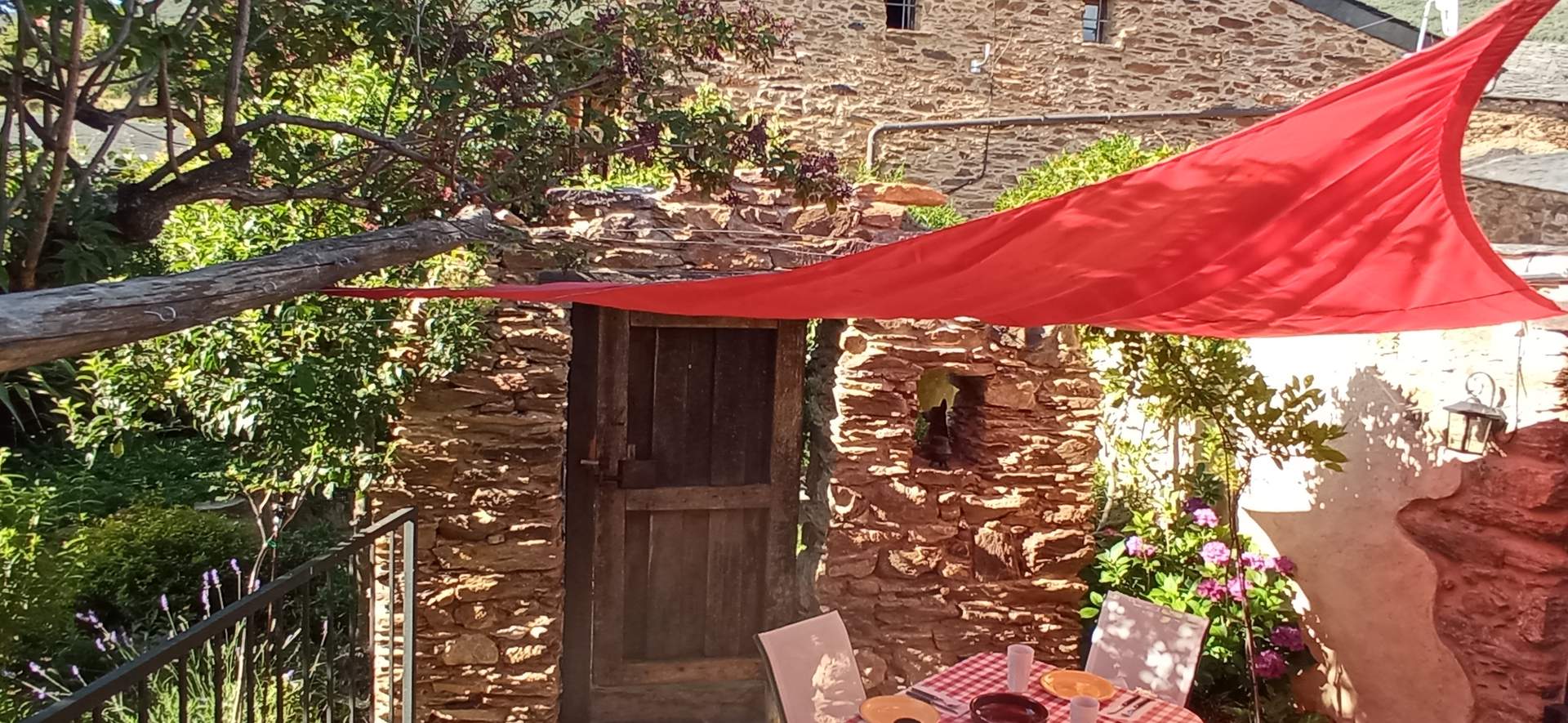 Alquila por horas Casa de Piedra Restaurada con estilo cálido y desenfadado 