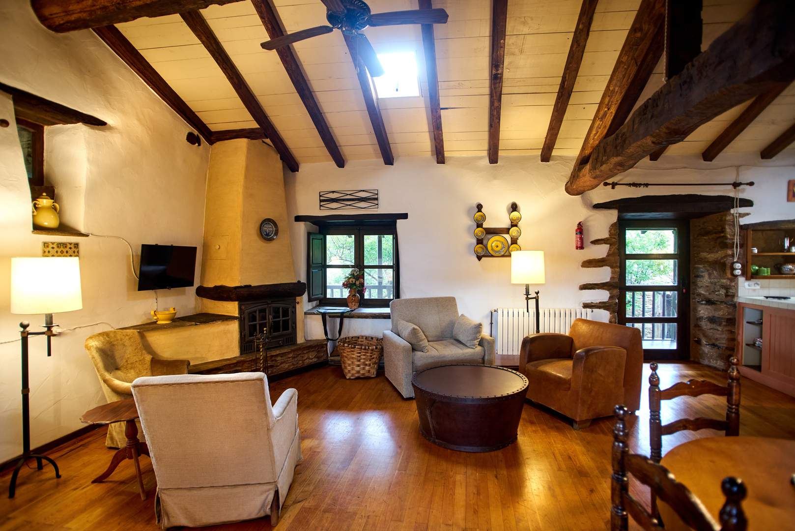 Alquila por horas Casa de Piedra Restaurada con estilo cálido y desenfadado 