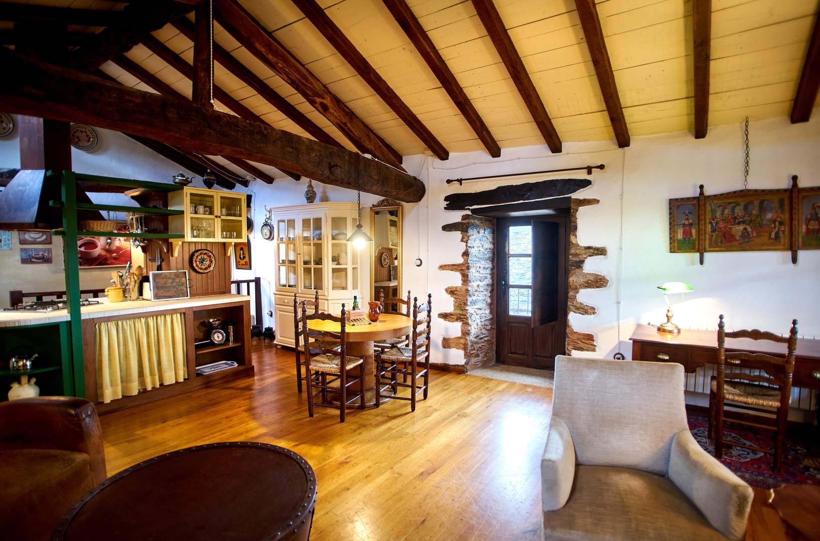 Alquila por horas Casa de Piedra Restaurada con estilo cálido y desenfadado 