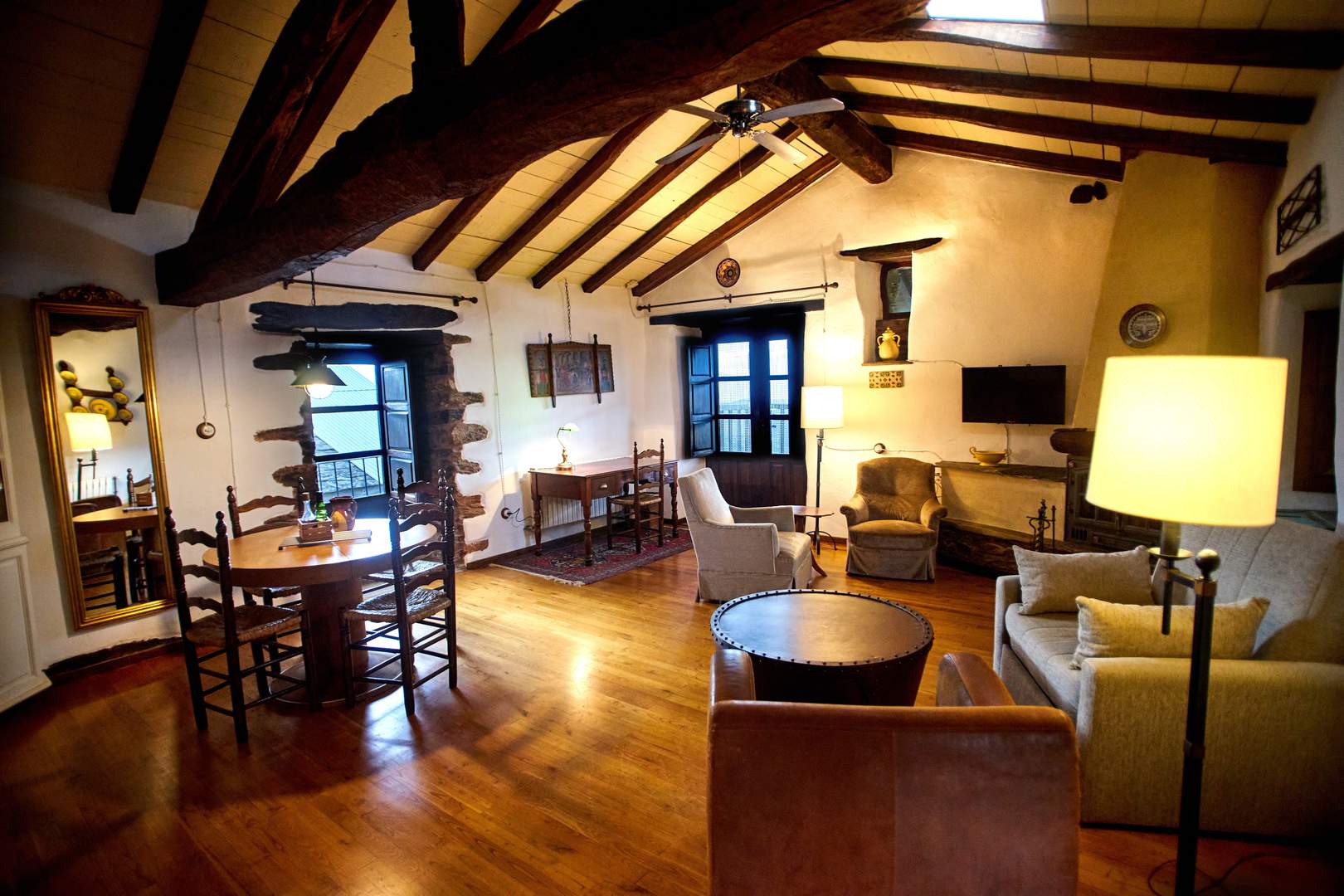Alquila por horas Casa de Piedra Restaurada con estilo cálido y desenfadado 