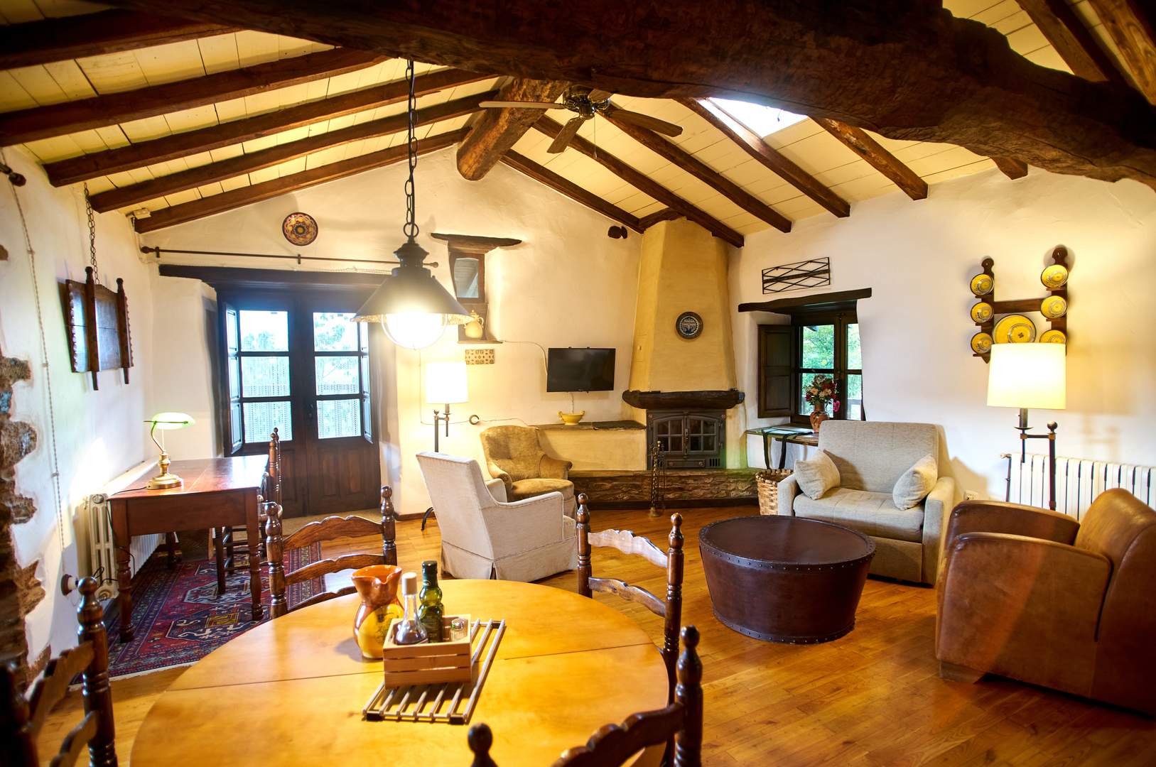 Alquila por horas Casa de Piedra Restaurada con estilo cálido y desenfadado 