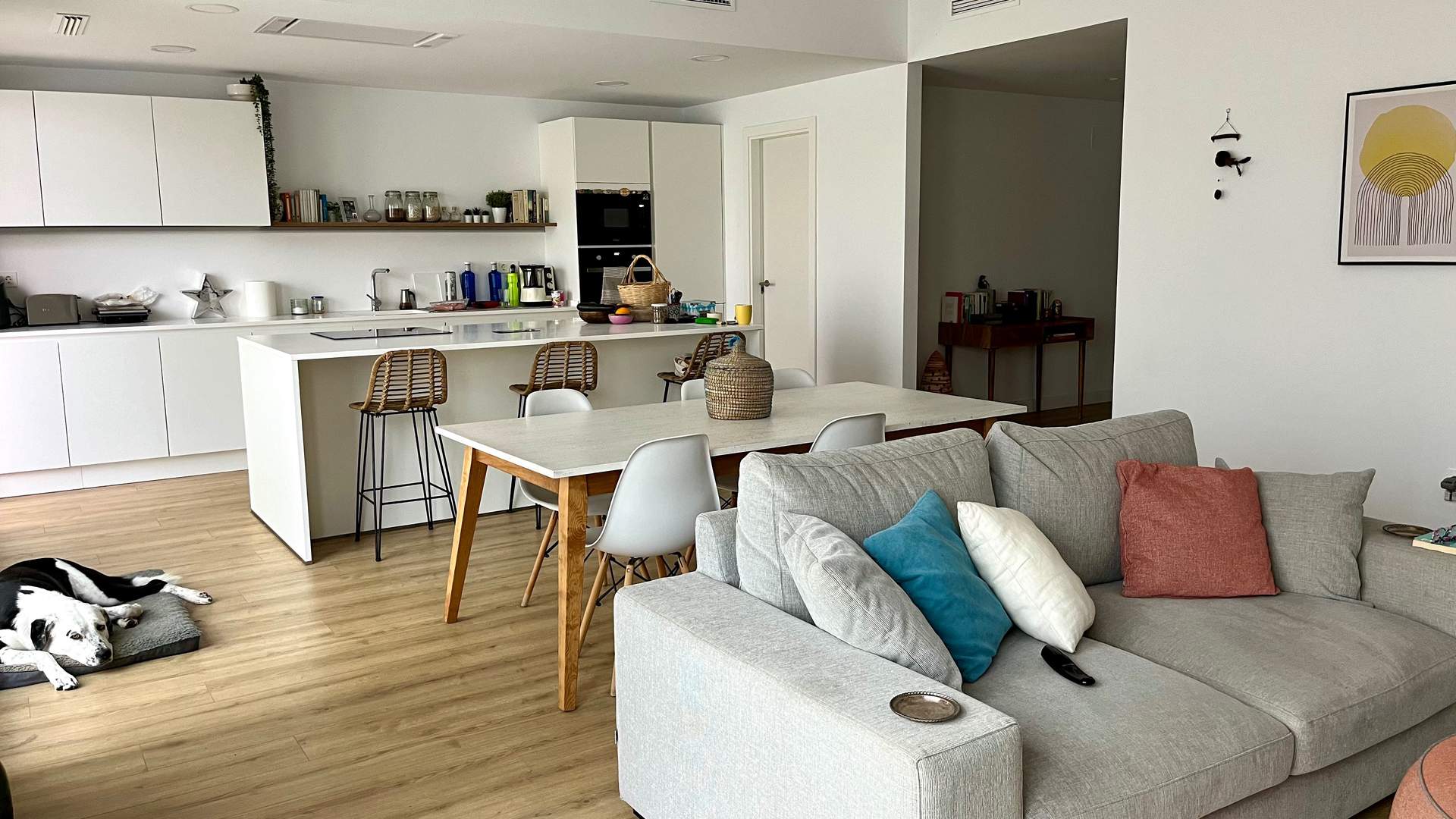 Alquila por horas Chalet unifamiliar con amplia cocina y salón estilo nórdico.
