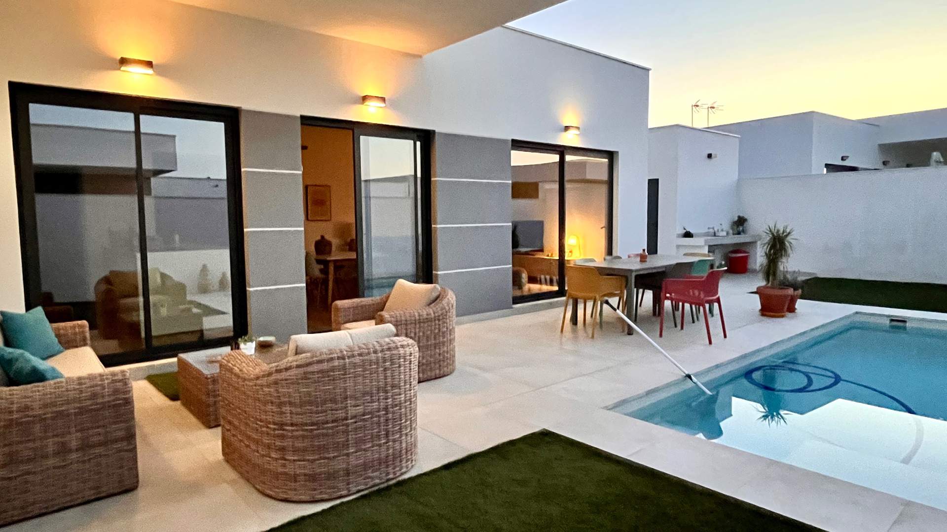 Alquila por horas Chalet unifamiliar con amplia cocina y salón estilo nórdico.