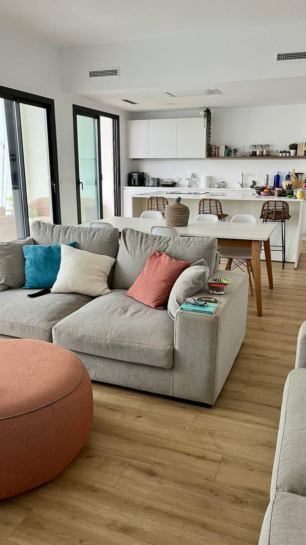 Alquila por horas Chalet unifamiliar con amplia cocina y salón estilo nórdico.
