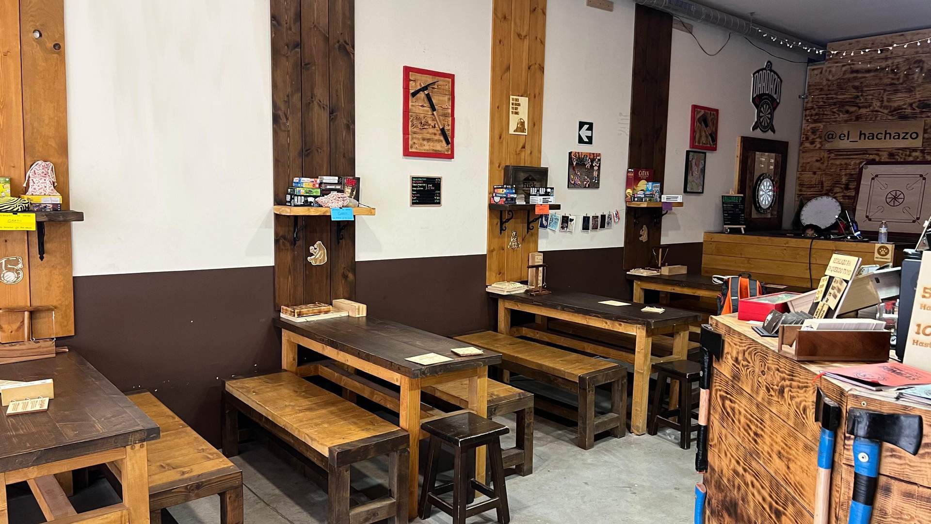 Alquila por horas Bar de hachas en Valencia Ruzafa con estilo industrial rustico