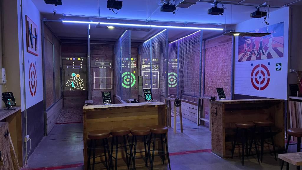 Alquila por horas Bar de hachas en Valencia Ruzafa con estilo industrial rustico