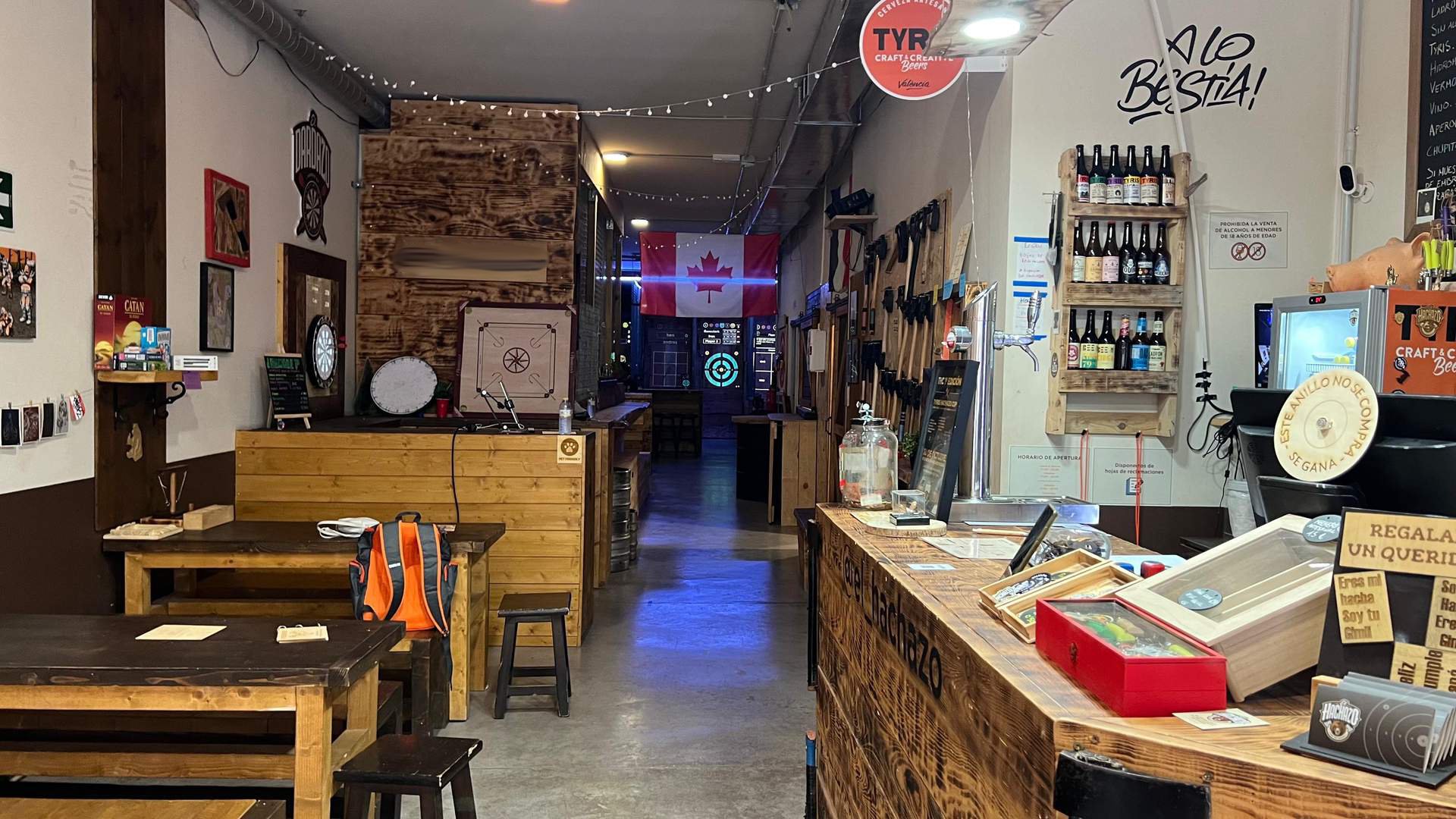 Alquila por horas Bar de hachas en Valencia Ruzafa con estilo industrial rustico