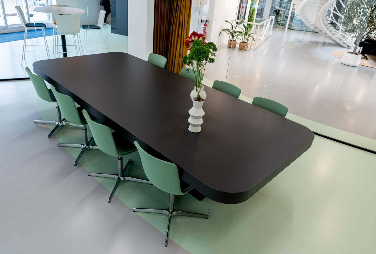 Alquila por horas Sala de reuniones con luz natural y posibilidad de intimidad