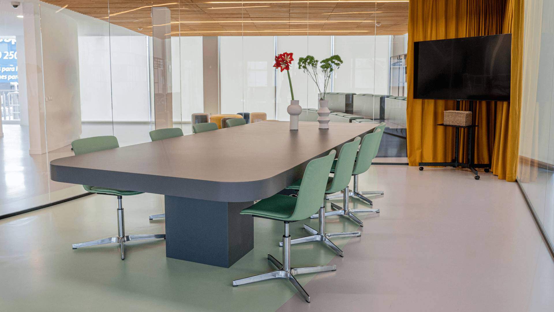 Alquila por horas Sala de reuniones con luz natural y posibilidad de intimidad