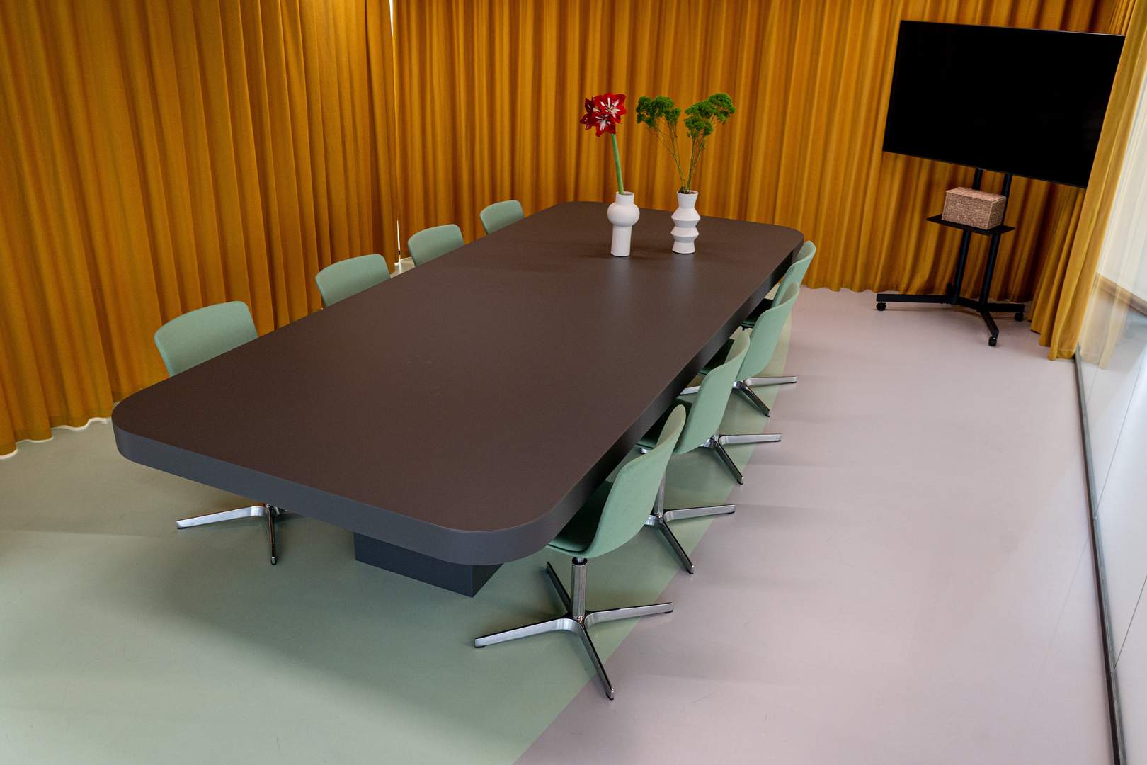 Alquila por horas Sala de reuniones con luz natural y posibilidad de intimidad