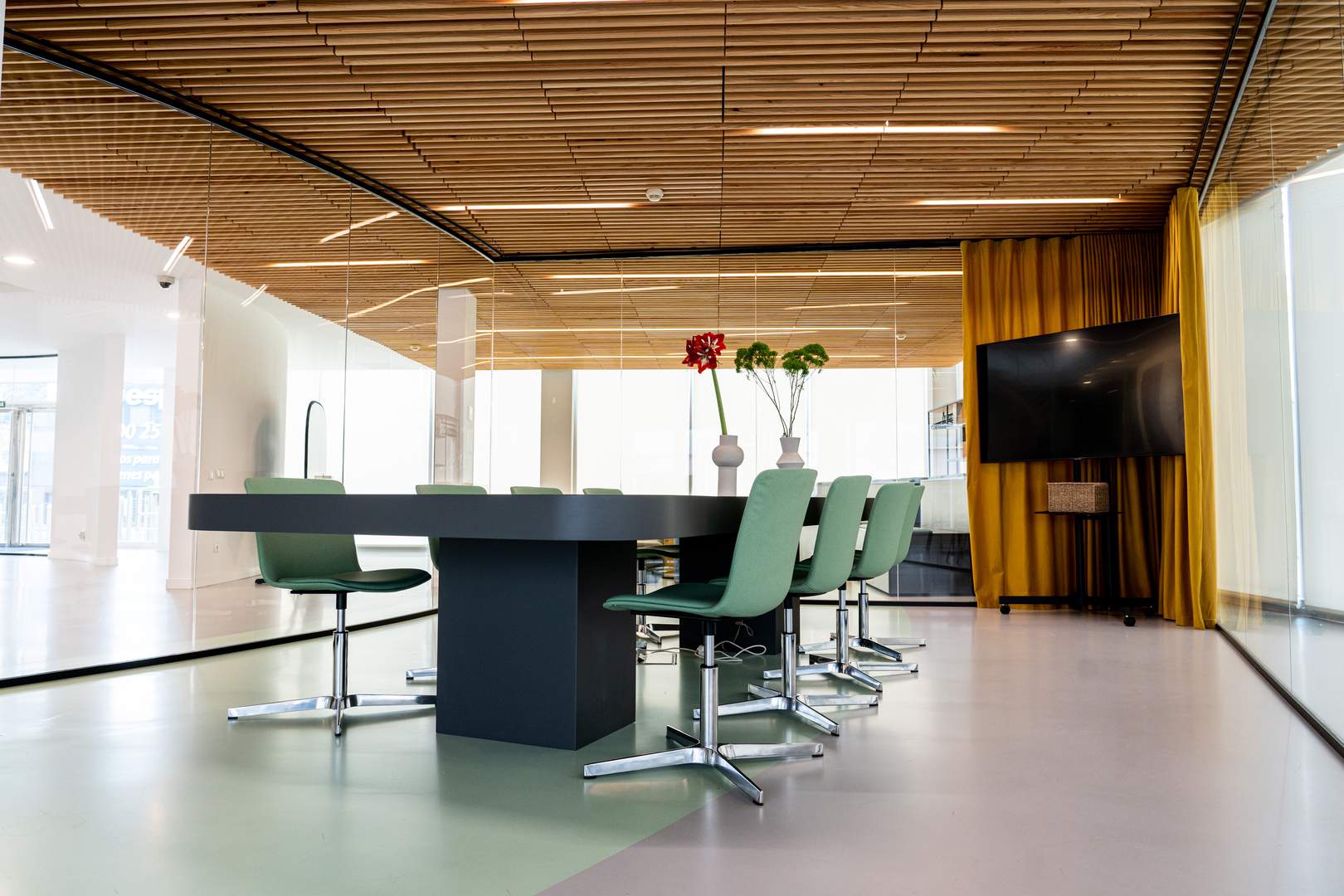 Alquila por horas Sala de reuniones con luz natural y posibilidad de intimidad