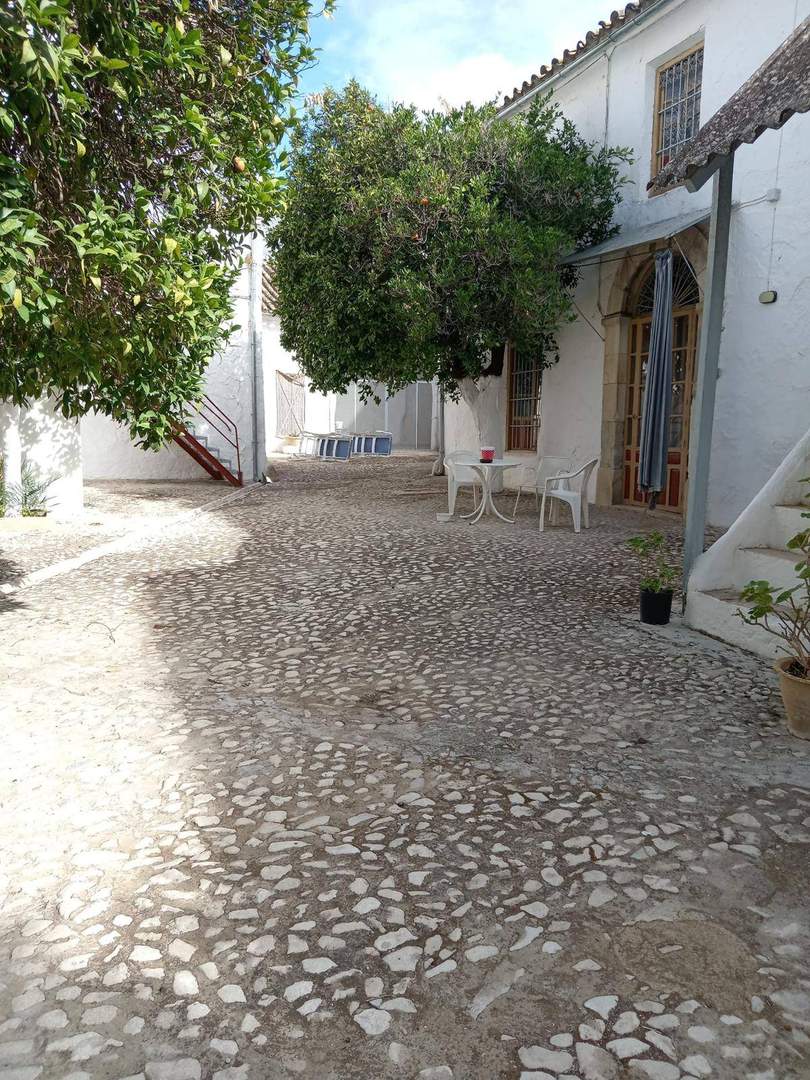 Alquila por horas Casa de dos plantas en el centro de Lucena con salones para celebraciones (antiguamente bodega)