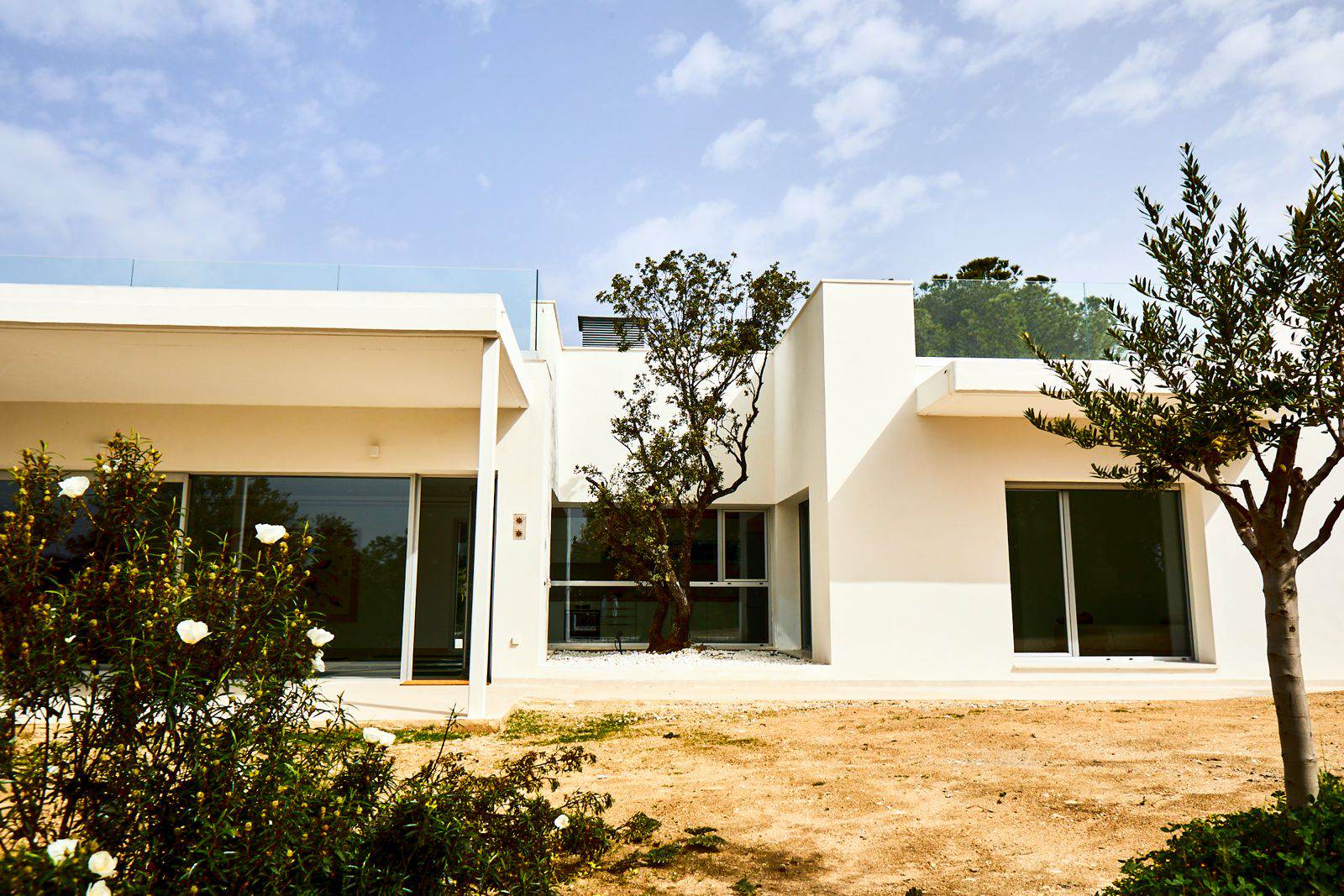 Alquila por horas Vivienda unifamiliar con espacio diáfano y piscina