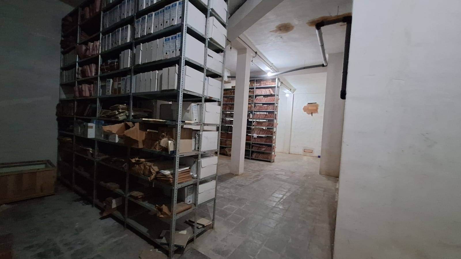 Alquila por horas Local a pie de calle + sótano completamente aislado del exterior 